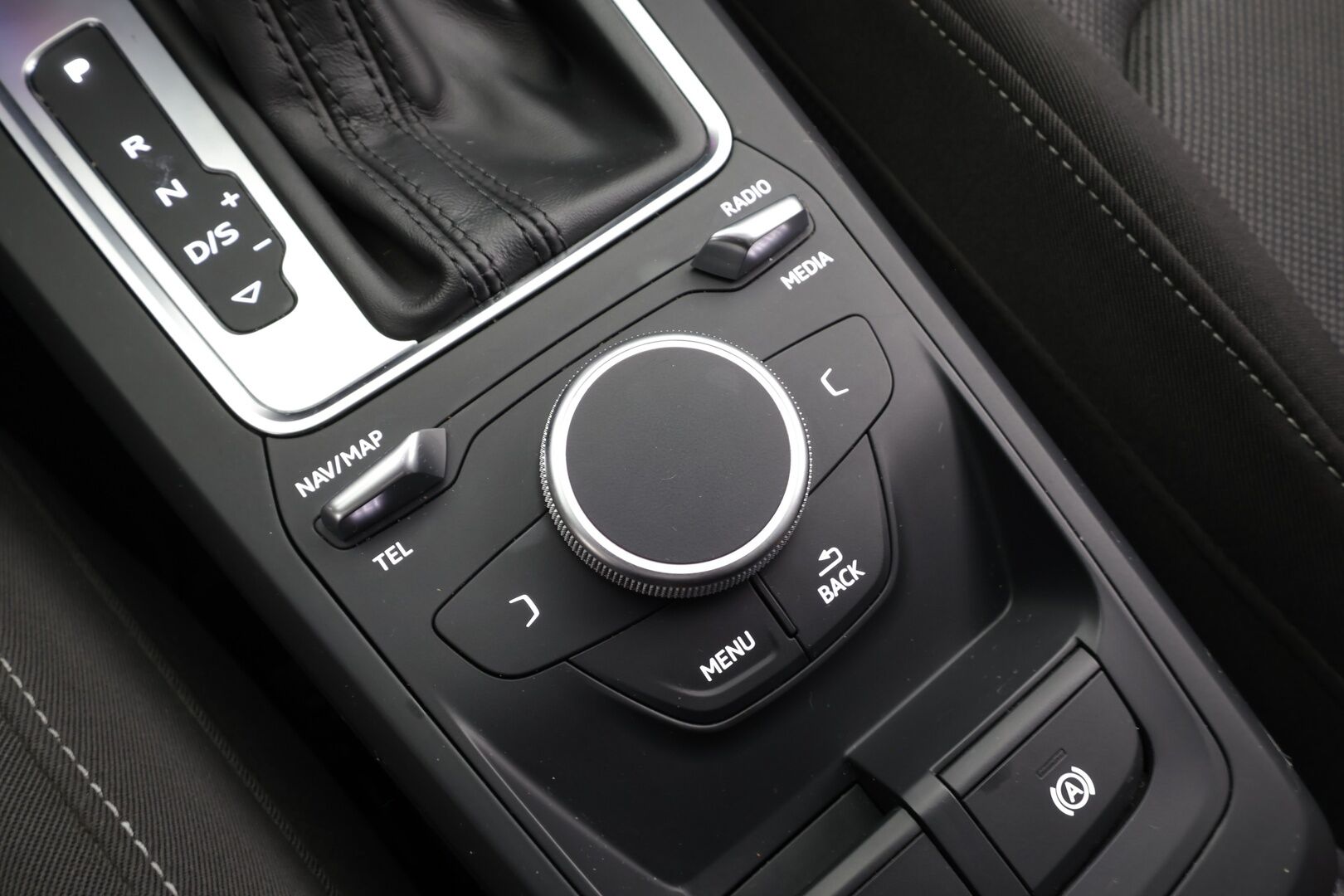 Audi Q2 2019 Business Sport 35 TFSI 110 kW S tronic * ACC / P.kamera / B&O / LED / Lohkolämmitin / KeylessGo / Sähköluukku * - Lasikattoluukku / Kahdet renkaat aluvanteilla - HULLU BLACKWEEK KORKOTARJOUS 2,49%