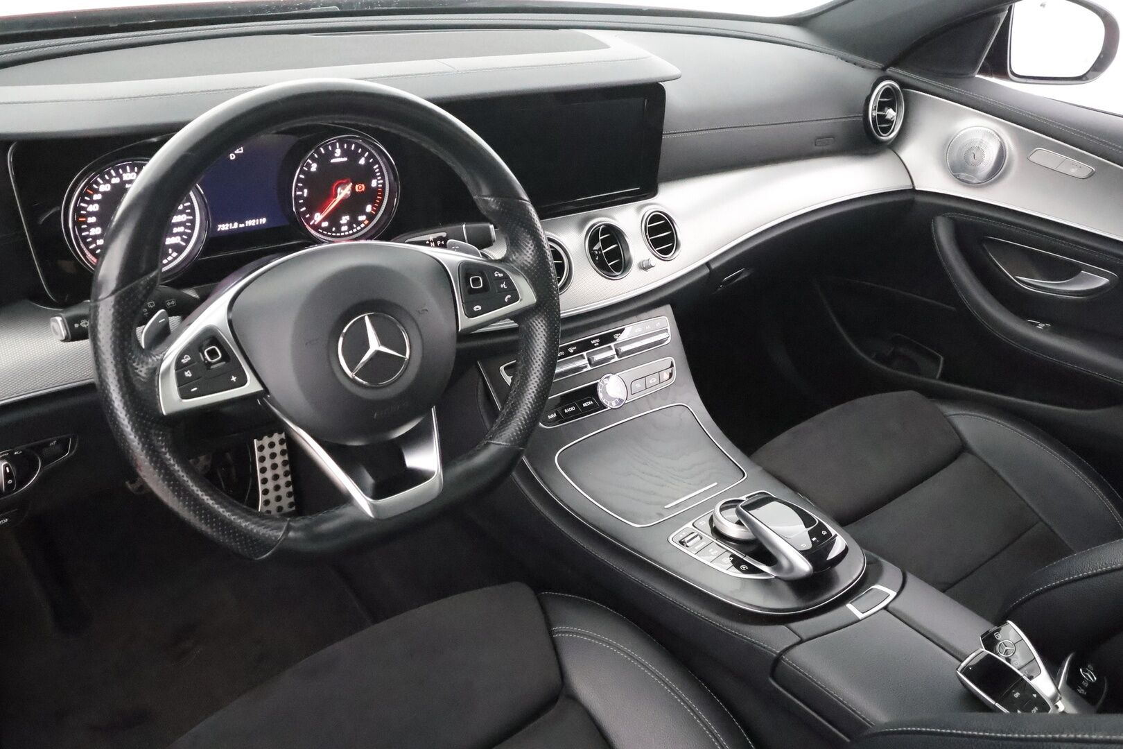 Mercedes-Benz E 2018 220 d 4Matic T A Business AMG - Burmester | Panorama | Webasto | Koukku | ACC | Multibeam | 360 | Sportpenkit | Kahdet renkaat aluvanteilla