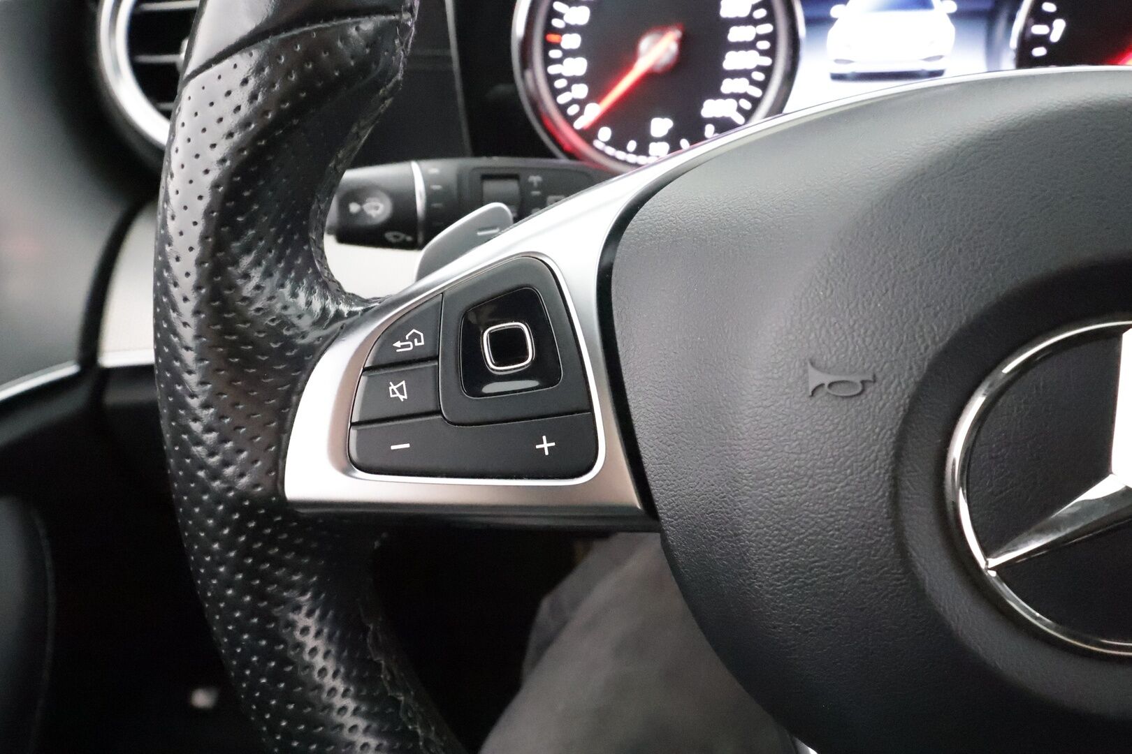 Mercedes-Benz E 2018 220 d 4Matic T A Business AMG - Burmester | Panorama | Webasto | Koukku | ACC | Multibeam | 360 | Sportpenkit | Kahdet renkaat aluvanteilla