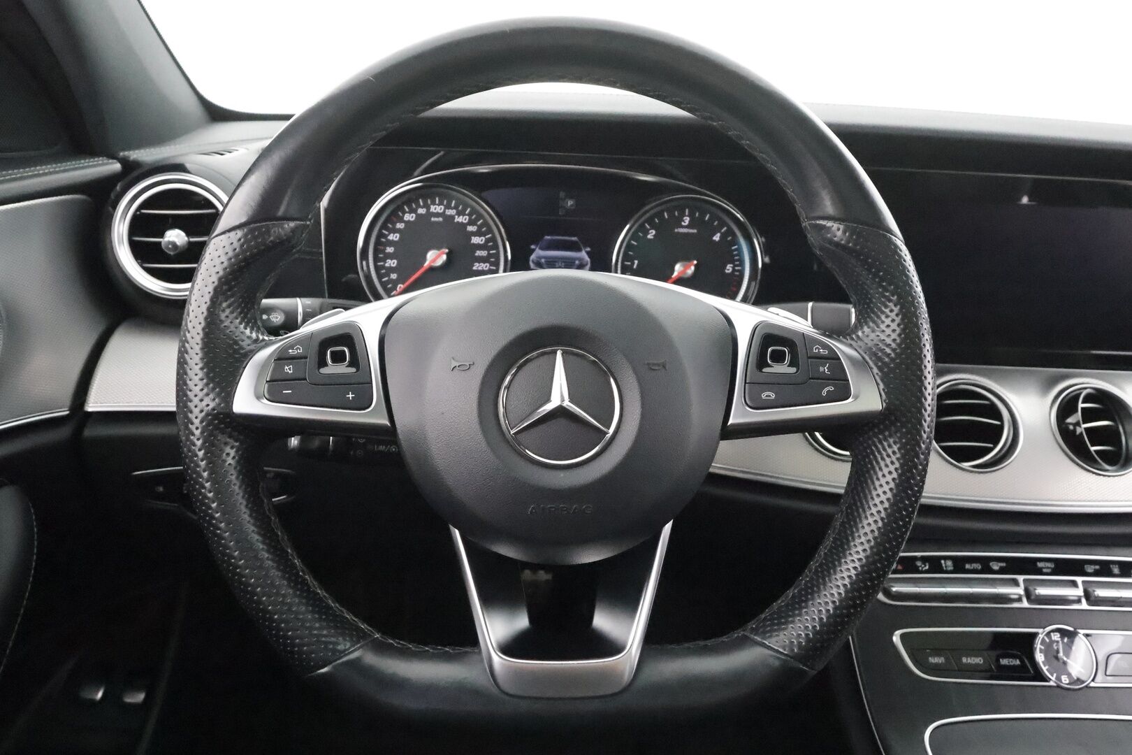 Mercedes-Benz E 2018 220 d 4Matic T A Business AMG - Burmester | Panorama | Webasto | Koukku | ACC | Multibeam | 360 | Sportpenkit | Kahdet renkaat aluvanteilla
