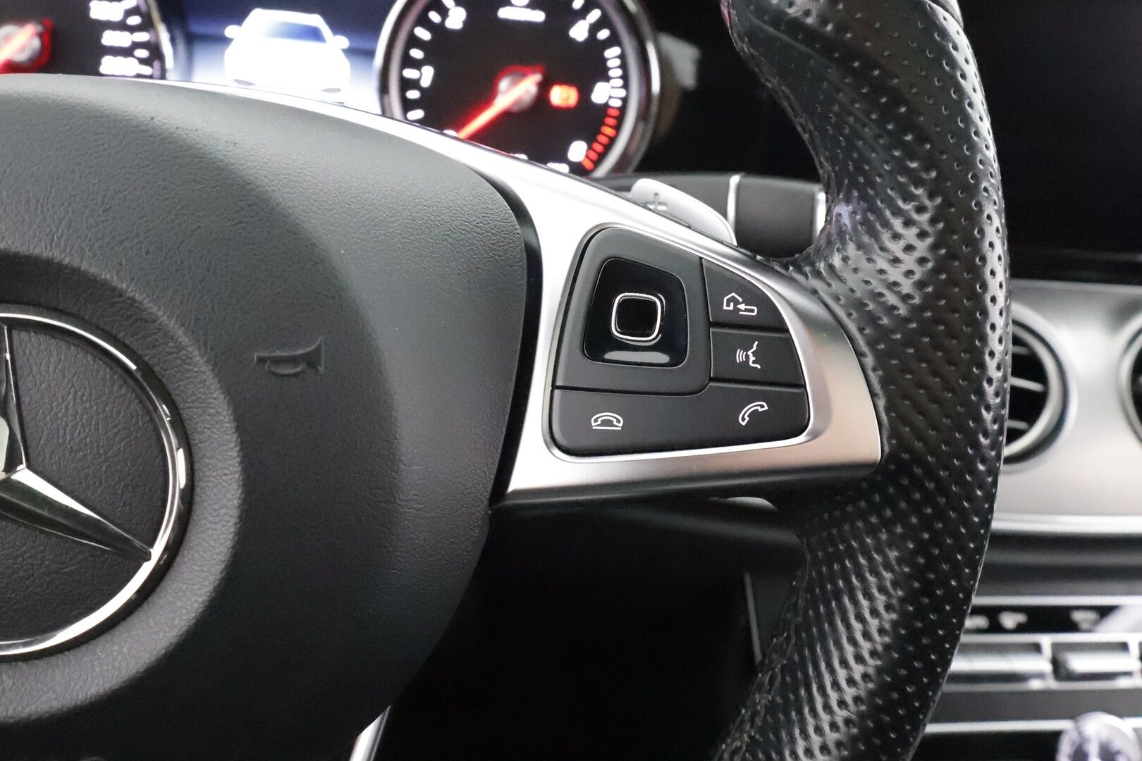 Mercedes-Benz E 2018 220 d 4Matic T A Business AMG - Burmester | Panorama | Webasto | Koukku | ACC | Multibeam | 360 | Sportpenkit | Kahdet renkaat aluvanteilla