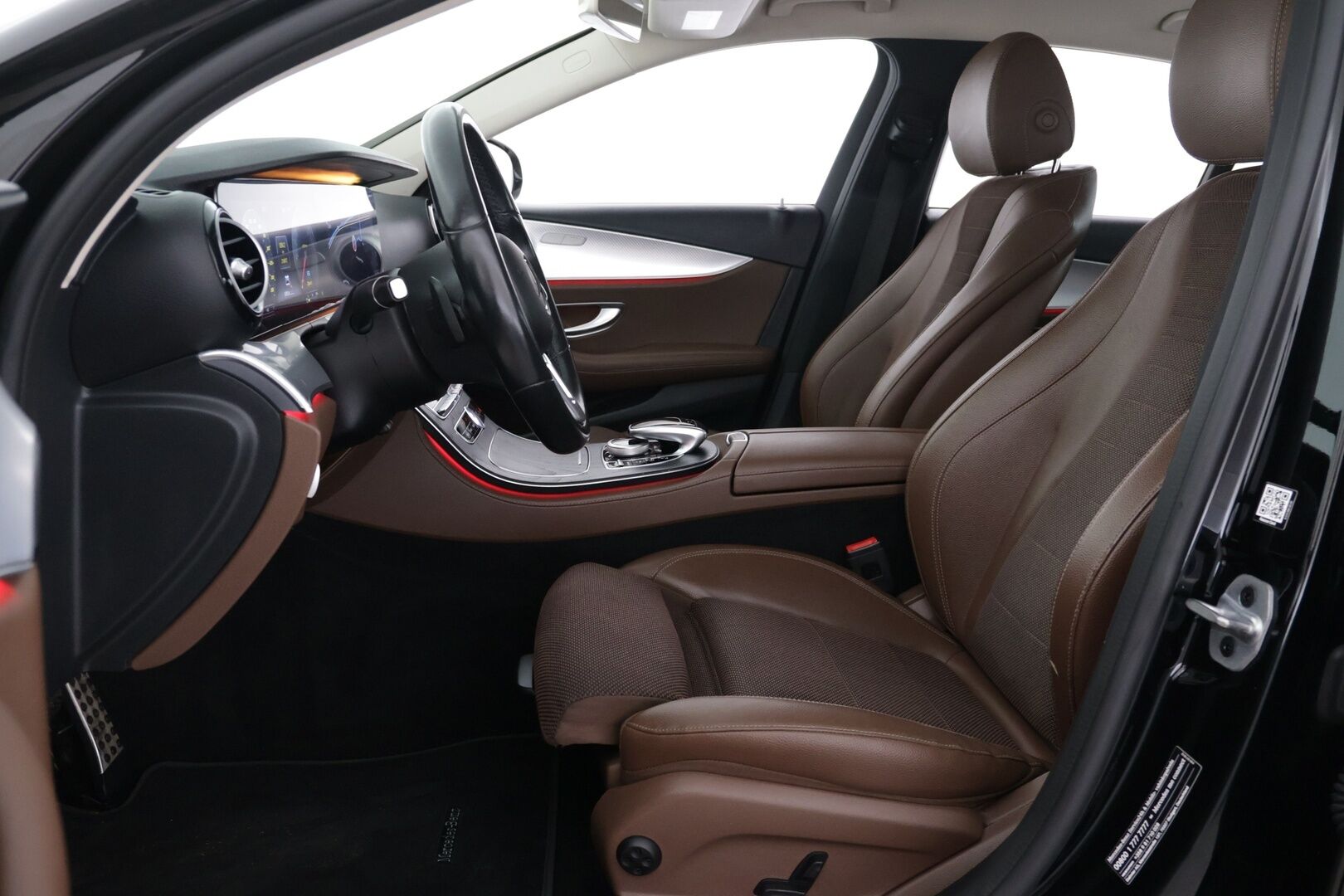 Mercedes-Benz E 2019 300 e A Business Avantgarde Edition EQ Power - Suomi-auto / LED High Performance / Widescreen / Navi / BLIS / Apple & Android / Ambient / Puolinahat / Koukku