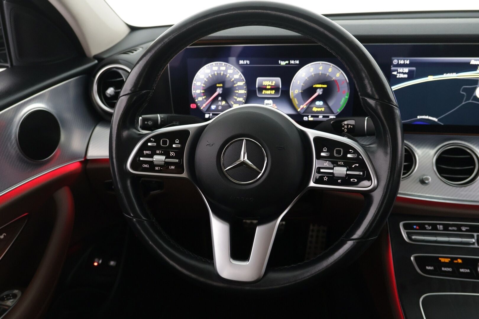 Mercedes-Benz E 2019 300 e A Business Avantgarde Edition EQ Power - Suomi-auto / LED High Performance / Widescreen / Navi / BLIS / Apple & Android / Ambient / Puolinahat / Koukku