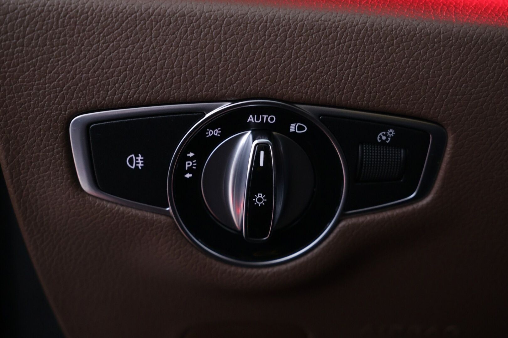 Mercedes-Benz E 2019 300 e A Business Avantgarde Edition EQ Power - Suomi-auto / LED High Performance / Widescreen / Navi / BLIS / Apple & Android / Ambient / Puolinahat / Koukku