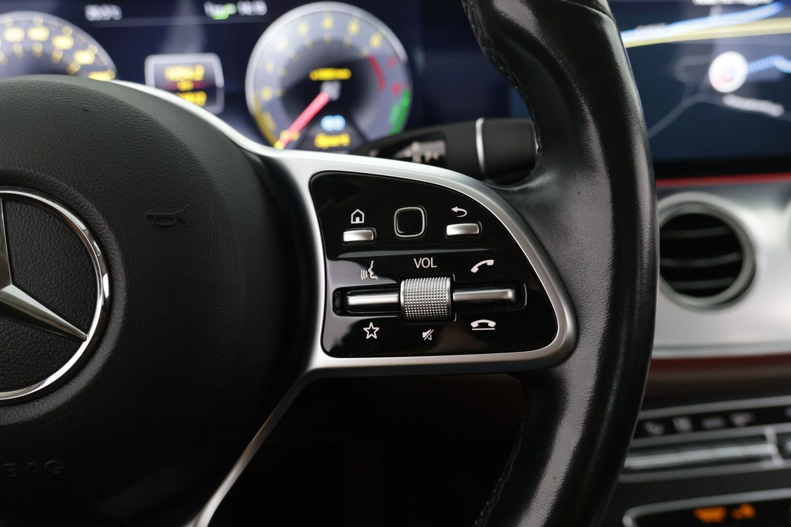 Mercedes-Benz E 2019 300 e A Business Avantgarde Edition EQ Power - Suomi-auto / LED High Performance / Widescreen / Navi / BLIS / Apple & Android / Ambient / Puolinahat / Koukku