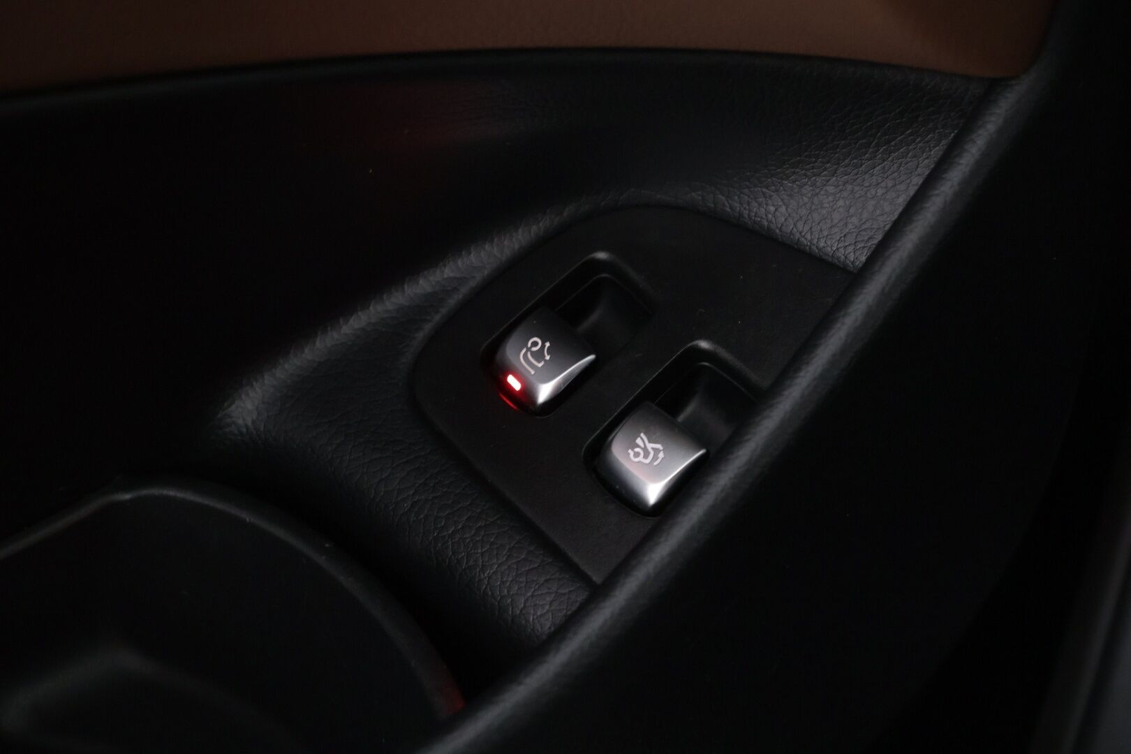 Mercedes-Benz E 2019 300 e A Business Avantgarde Edition EQ Power - Suomi-auto / LED High Performance / Widescreen / Navi / BLIS / Apple & Android / Ambient / Puolinahat / Koukku