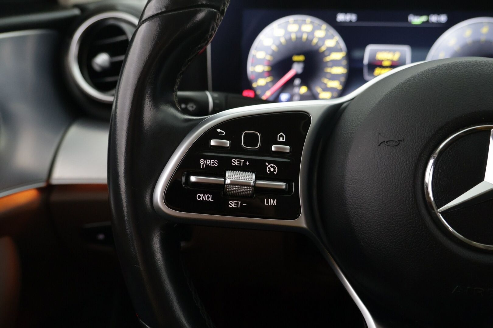 Mercedes-Benz E 2019 300 e A Business Avantgarde Edition EQ Power - Suomi-auto / LED High Performance / Widescreen / Navi / BLIS / Apple & Android / Ambient / Puolinahat / Koukku