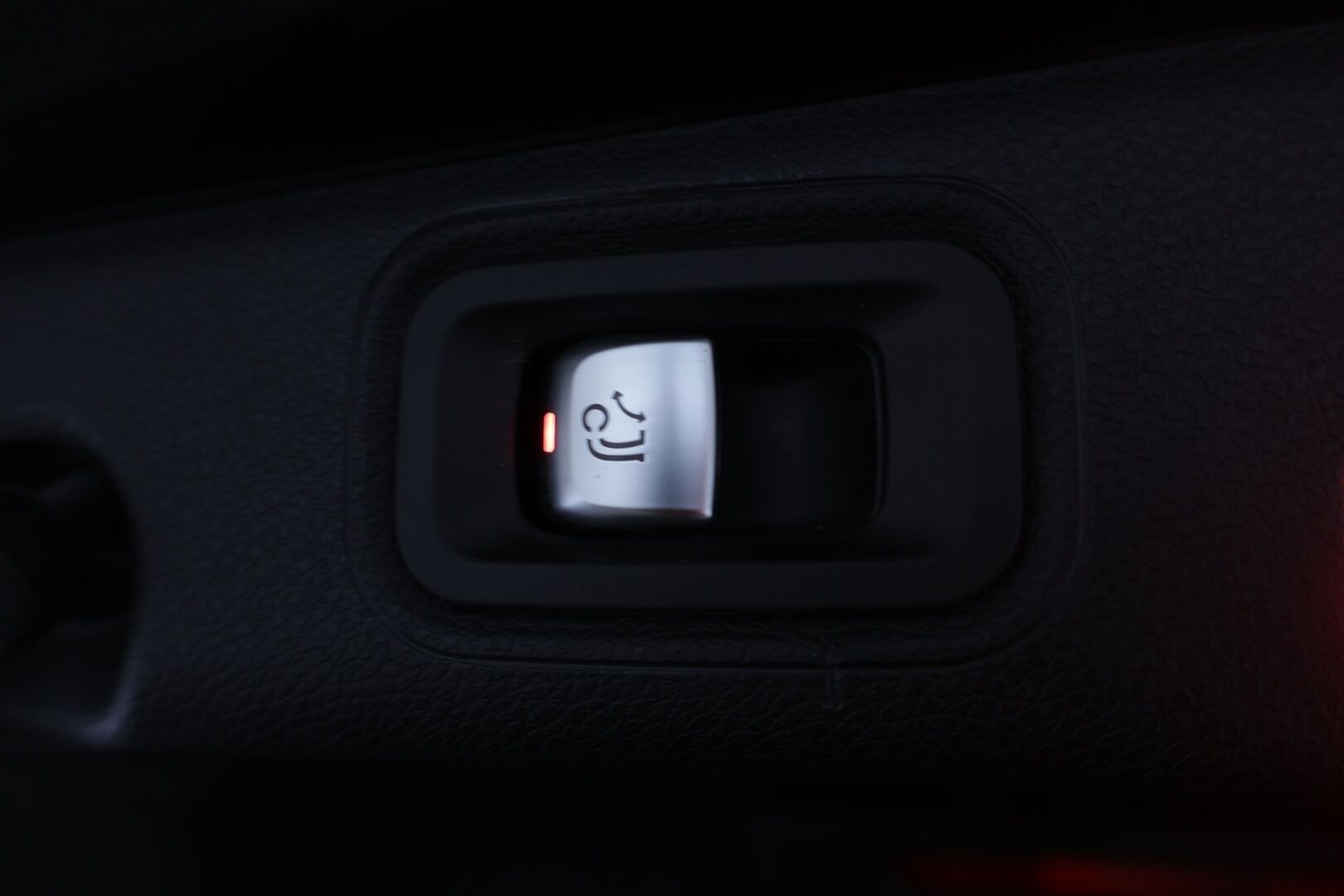 Mercedes-Benz E 2019 300 e A Business Avantgarde Edition EQ Power - Suomi-auto / LED High Performance / Widescreen / Navi / BLIS / Apple & Android / Ambient / Puolinahat / Koukku