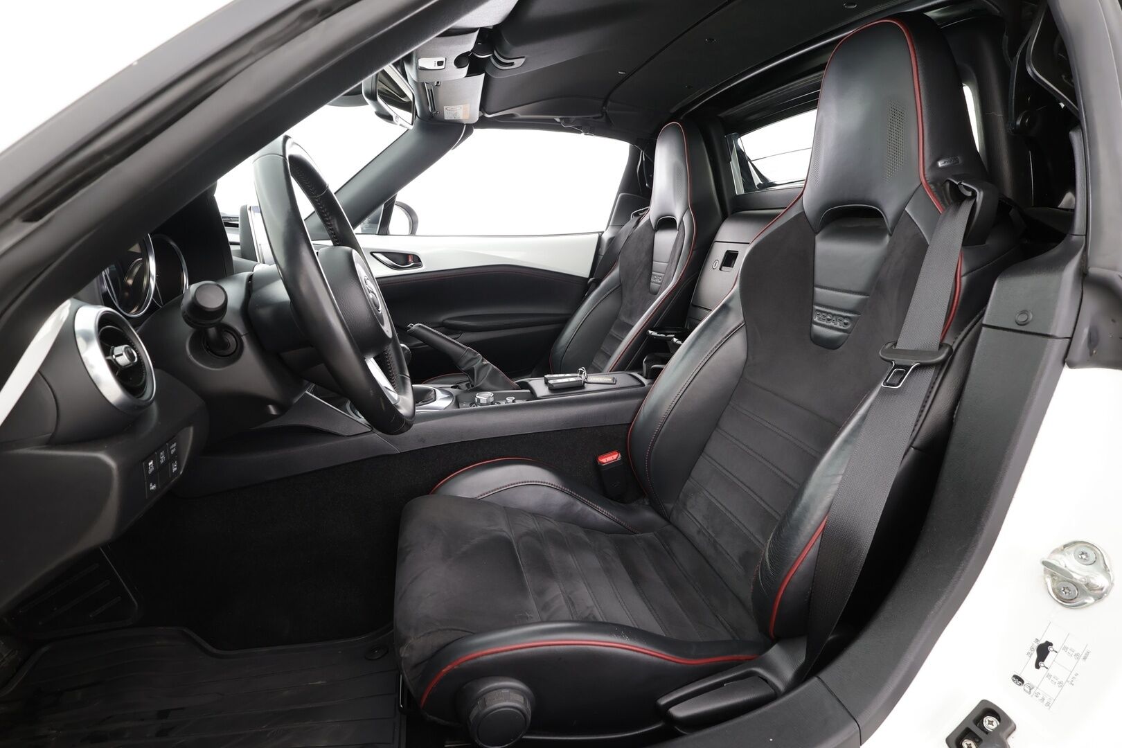 Mazda MX-5 2017 RF 2.0 SKYACTIV-G - | Kovakatto | Recaro | Bilstein alustasarja | Nahka-alcantara | Mureat äänet | LED | BSM | Kaistavahti | Navi | BT | Keyless | Vakkari | 2x renkaat aluin | 