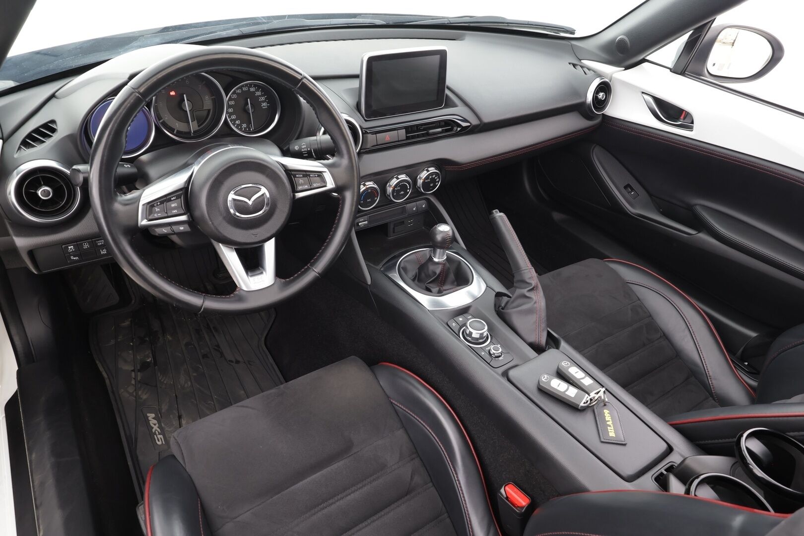 Mazda MX-5 2017 RF 2.0 SKYACTIV-G - | Kovakatto | Recaro | Bilstein alustasarja | Nahka-alcantara | Mureat äänet | LED | BSM | Kaistavahti | Navi | BT | Keyless | Vakkari | 2x renkaat aluin | 