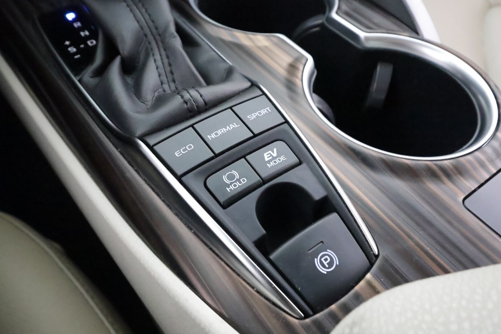 Toyota Camry 2019 2,5 Hybrid Premium Business - | ACC | Polttoainelämmitin | HUD | JBL | Sähkönahat | Navi | Keyless | P.kamera | Ohjausapu | BSM | RSA | Merkkihuollot | 2x renkaat aluin | 