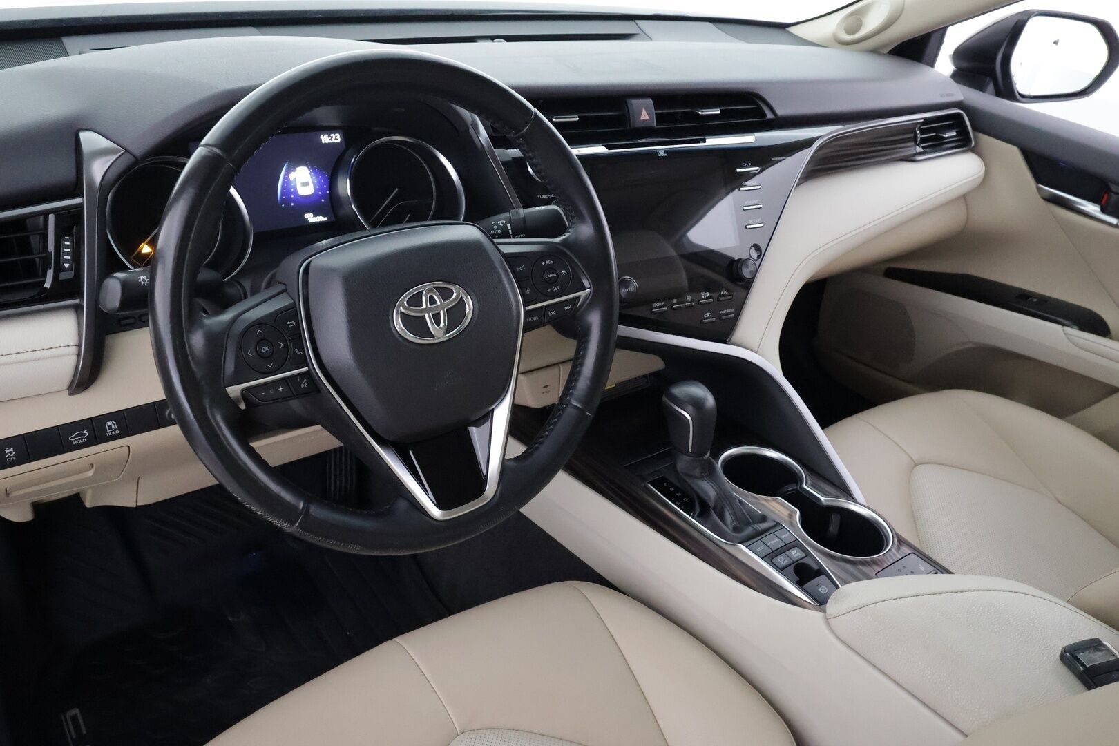Toyota Camry 2019 2,5 Hybrid Premium Business - | ACC | Polttoainelämmitin | HUD | JBL | Sähkönahat | Navi | Keyless | P.kamera | Ohjausapu | BSM | RSA | Merkkihuollot | 2x renkaat aluin | 