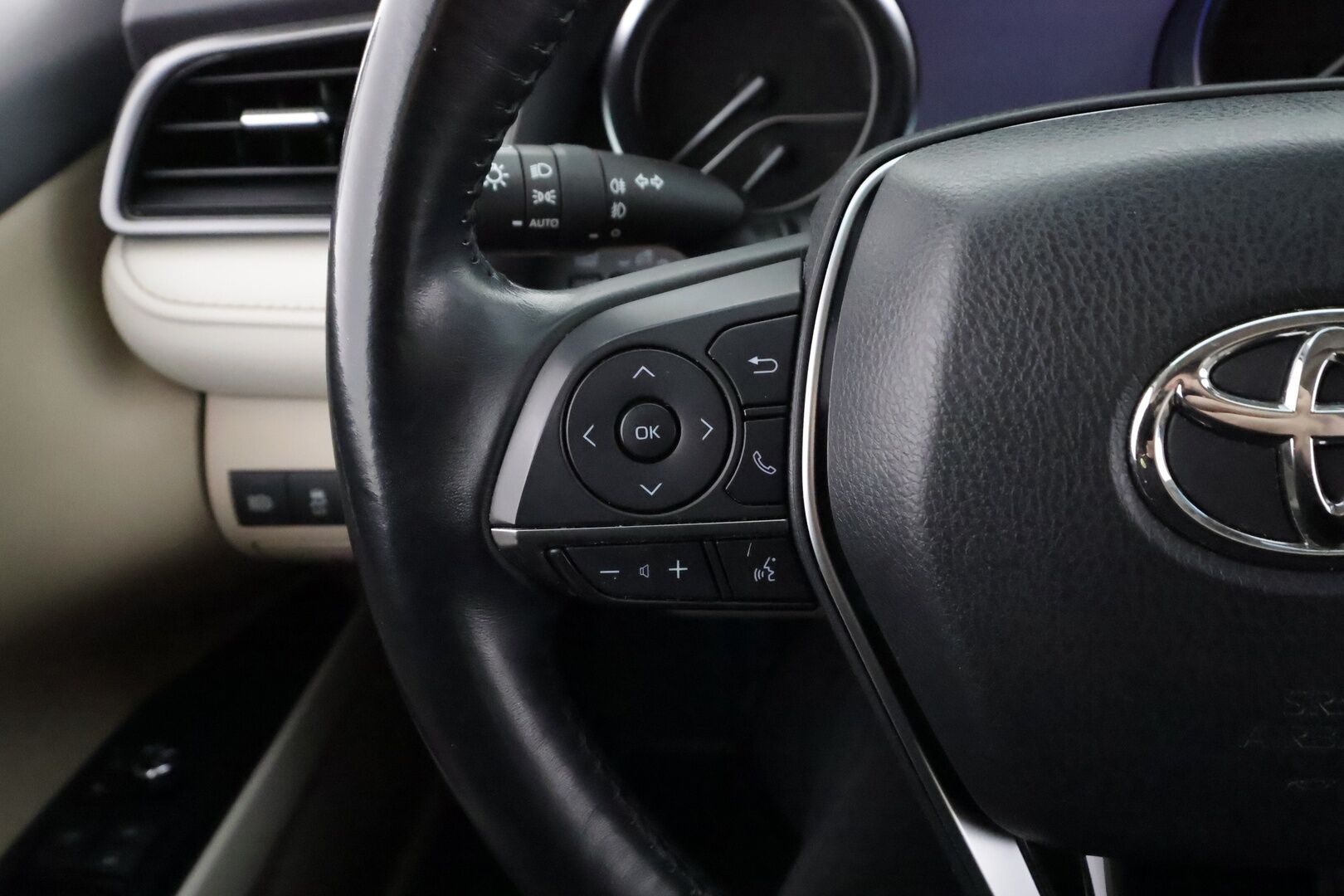 Toyota Camry 2019 2,5 Hybrid Premium Business - | ACC | Polttoainelämmitin | HUD | JBL | Sähkönahat | Navi | Keyless | P.kamera | Ohjausapu | BSM | RSA | Merkkihuollot | 2x renkaat aluin | 