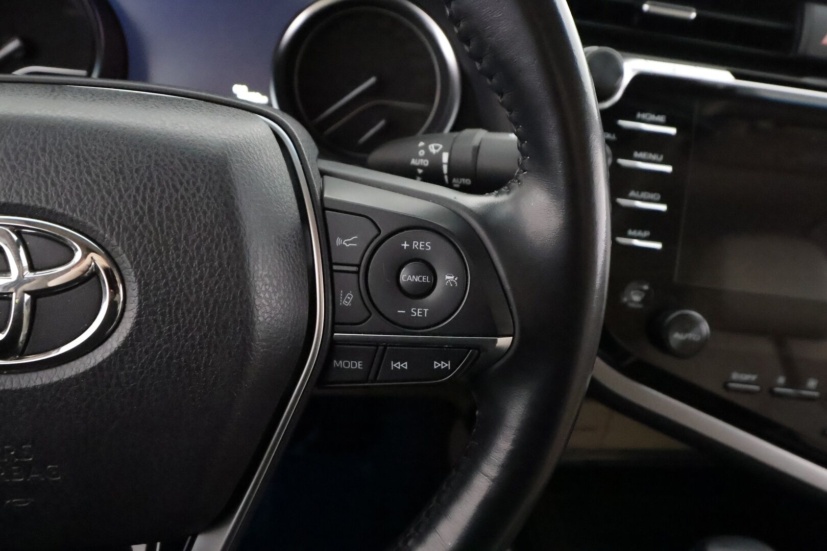 Toyota Camry 2019 2,5 Hybrid Premium Business - | ACC | Polttoainelämmitin | HUD | JBL | Sähkönahat | Navi | Keyless | P.kamera | Ohjausapu | BSM | RSA | Merkkihuollot | 2x renkaat aluin | 