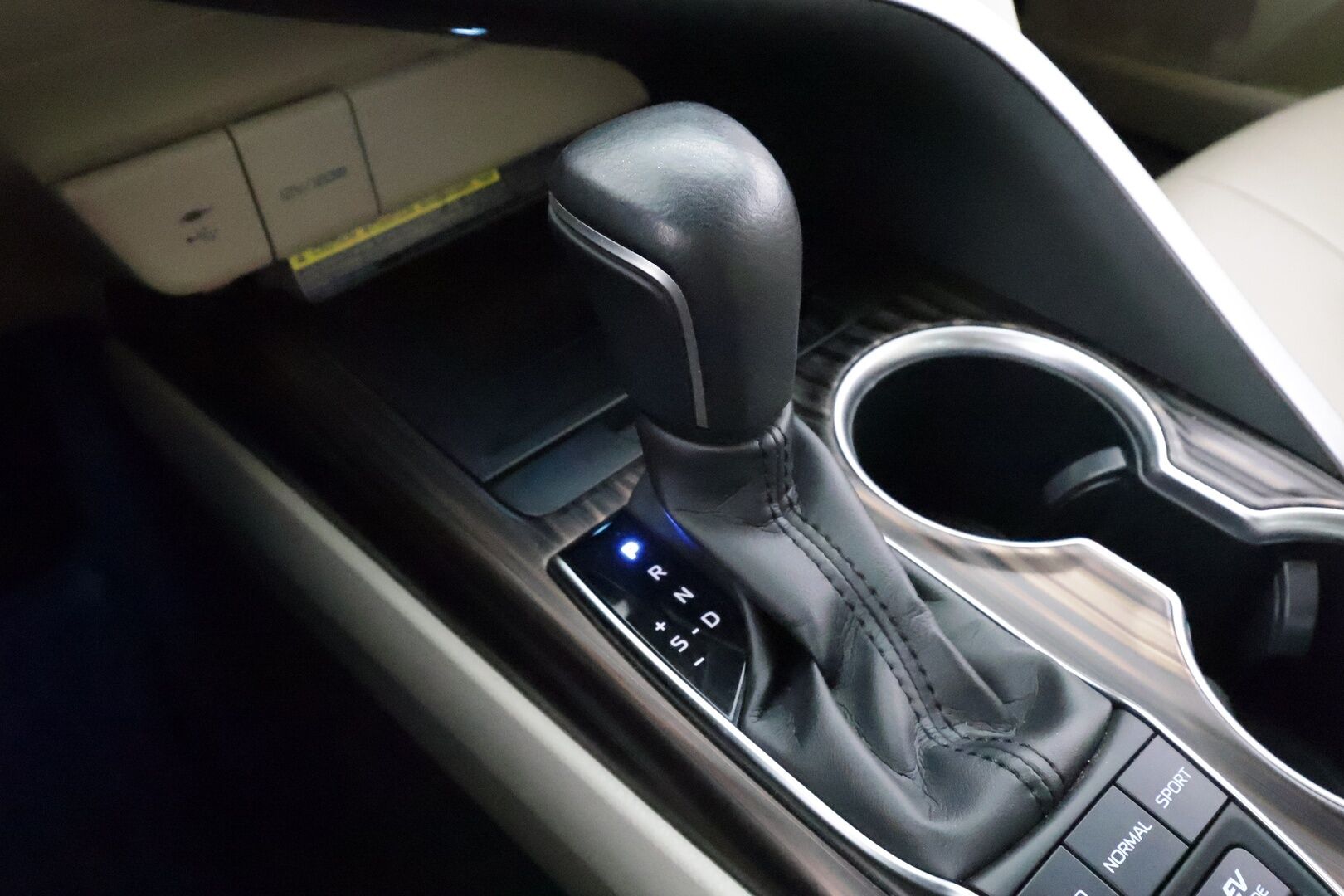 Toyota Camry 2019 2,5 Hybrid Premium Business - | ACC | Polttoainelämmitin | HUD | JBL | Sähkönahat | Navi | Keyless | P.kamera | Ohjausapu | BSM | RSA | Merkkihuollot | 2x renkaat aluin | 