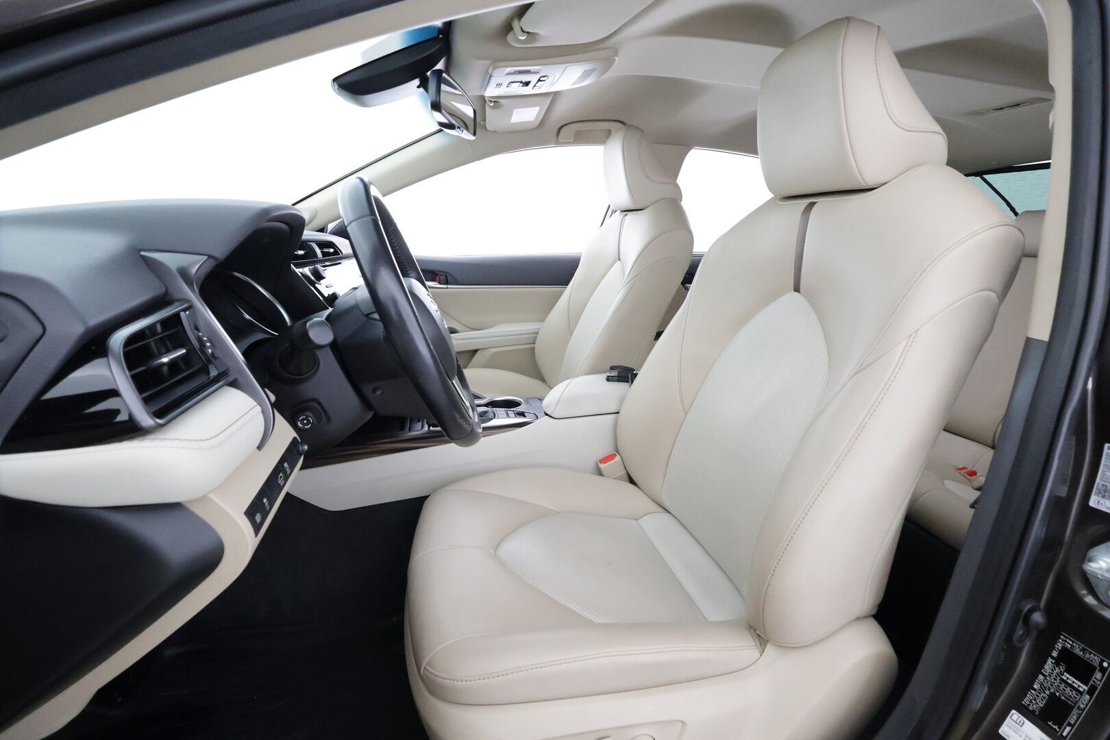 Toyota Camry 2019 2,5 Hybrid Premium Business - | ACC | Polttoainelämmitin | HUD | JBL | Sähkönahat | Navi | Keyless | P.kamera | Ohjausapu | BSM | RSA | Merkkihuollot | 2x renkaat aluin | 