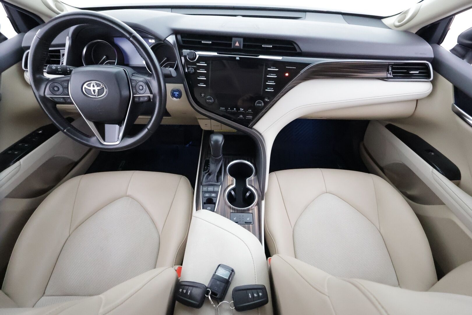 Toyota Camry 2019 2,5 Hybrid Premium Business - | ACC | Polttoainelämmitin | HUD | JBL | Sähkönahat | Navi | Keyless | P.kamera | Ohjausapu | BSM | RSA | Merkkihuollot | 2x renkaat aluin | 