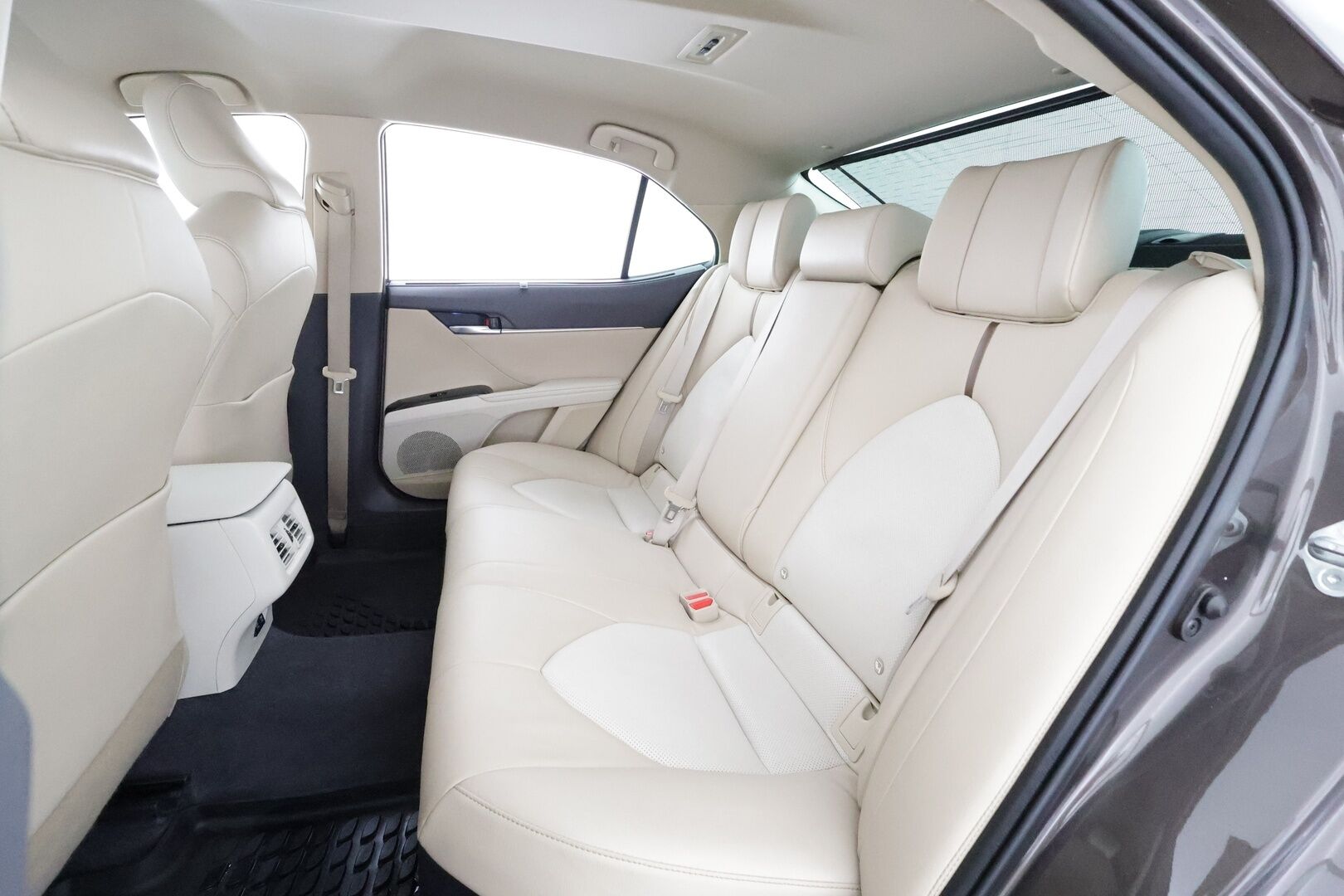 Toyota Camry 2019 2,5 Hybrid Premium Business - | ACC | Polttoainelämmitin | HUD | JBL | Sähkönahat | Navi | Keyless | P.kamera | Ohjausapu | BSM | RSA | Merkkihuollot | 2x renkaat aluin | 