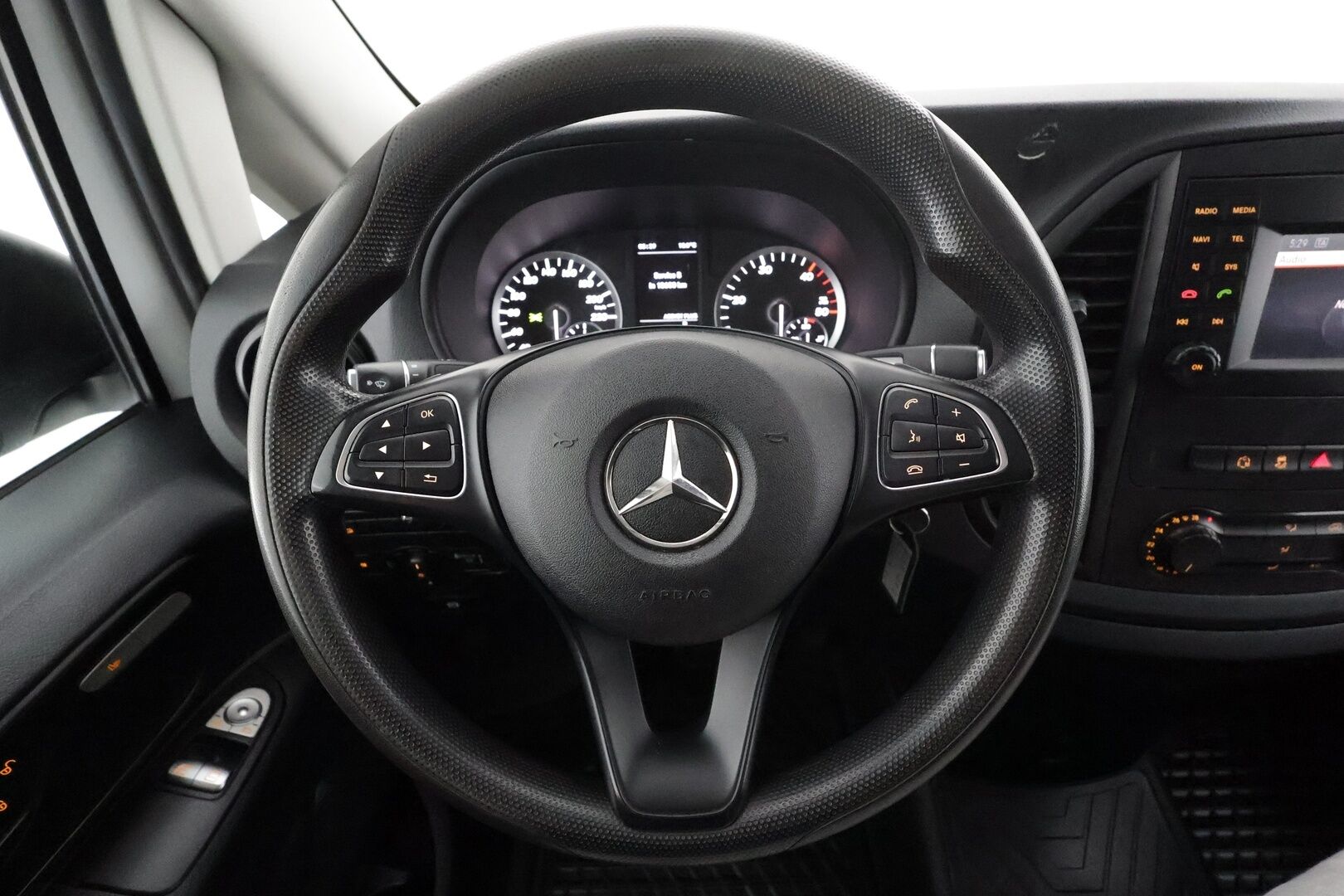 Mercedes-Benz Vito 2019 114CDI 4x4-3,2/34K pitkä A3 A * ALV / Webasto / Vakkari / P.kamera / Koukku / Bluetooth / 2xRenkaat * - 1.Om Suomi-auto / Merkkihuollettu / Lisävalot - HULLUT JOULUT KORKOTARJOUS 2,49% 