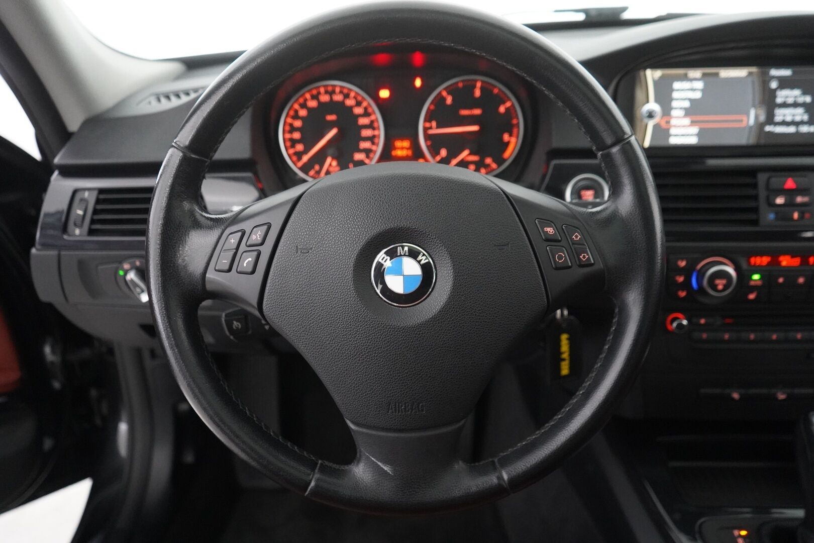 BMW 320 2011 E91 Touring 320d xDrive A - Konjakki nahkasisusta | Panorama | Vakkari | Navi | Tutkat | Erittäin säntilliset huollot! | Kahdet renkaat aluvantein | Puhdas Carvertical!