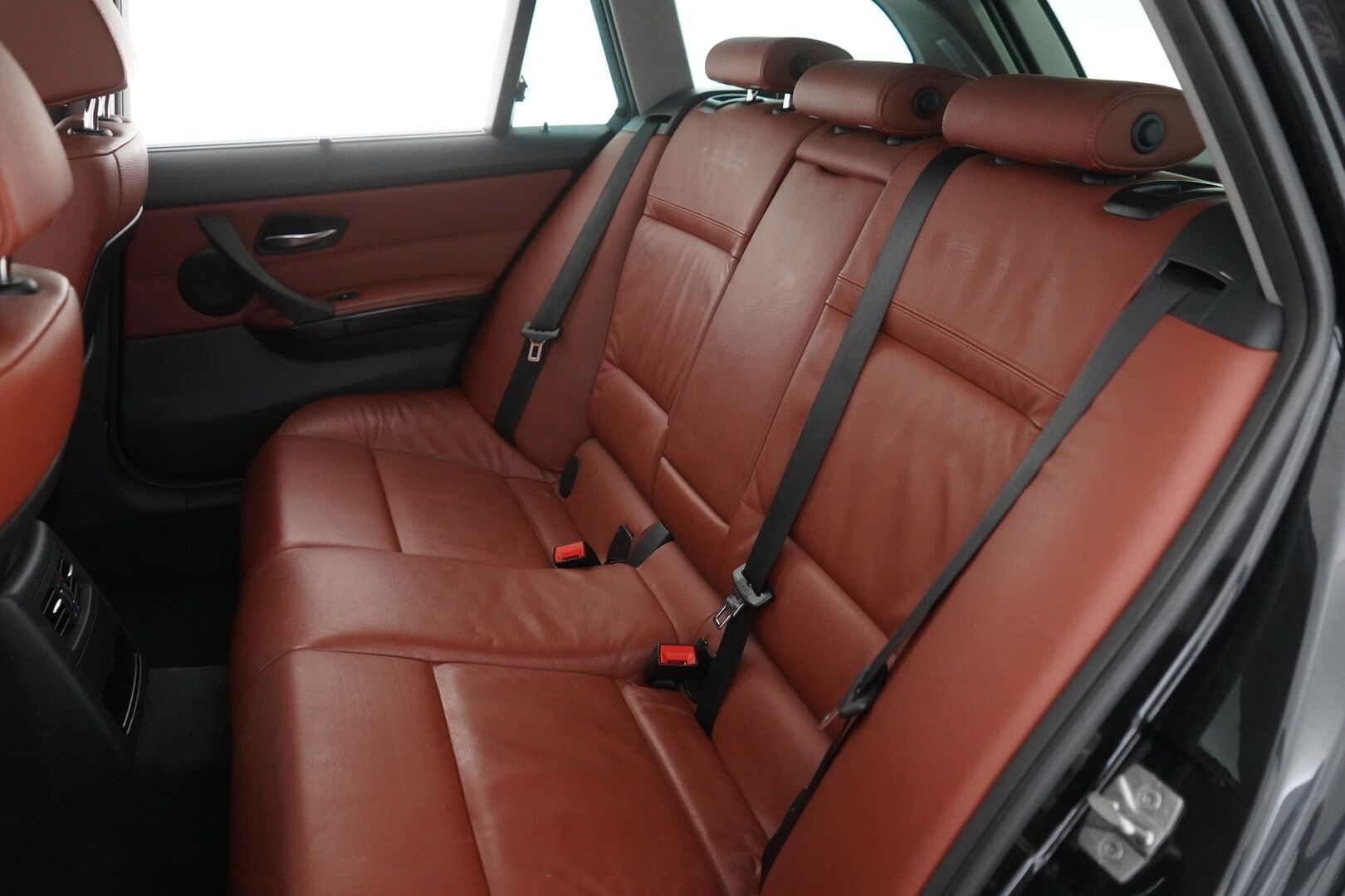 BMW 320 2011 E91 Touring 320d xDrive A - Konjakki nahkasisusta | Panorama | Vakkari | Navi | Tutkat | Erittäin säntilliset huollot! | Kahdet renkaat aluvantein | Puhdas Carvertical!