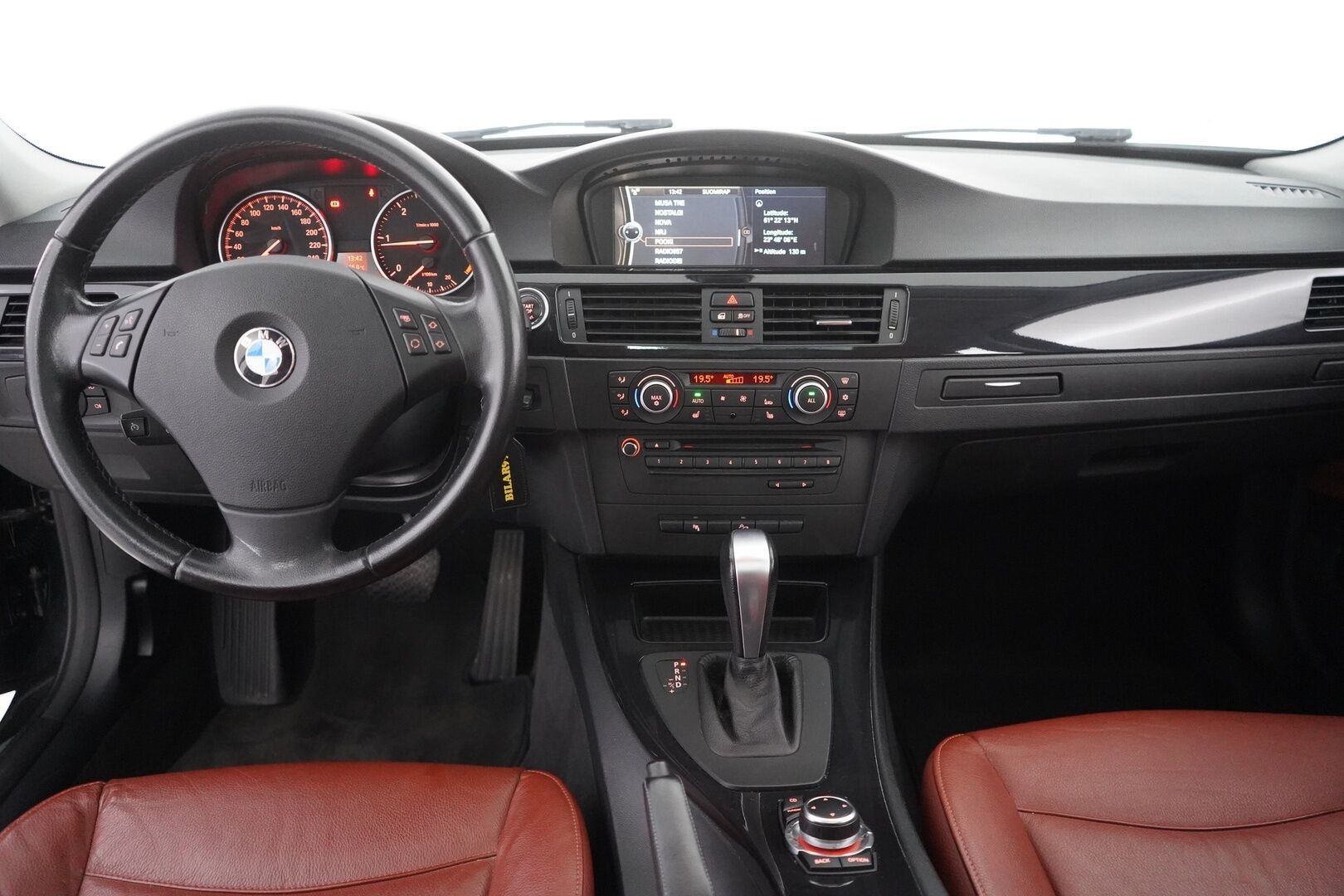 BMW 320 2011 E91 Touring 320d xDrive A - Konjakki nahkasisusta | Panorama | Vakkari | Navi | Tutkat | Erittäin säntilliset huollot! | Kahdet renkaat aluvantein | Puhdas Carvertical!