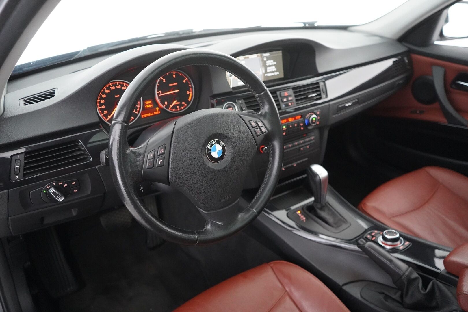 BMW 320 2011 E91 Touring 320d xDrive A - Konjakki nahkasisusta | Panorama | Vakkari | Navi | Tutkat | Erittäin säntilliset huollot! | Kahdet renkaat aluvantein | Puhdas Carvertical!