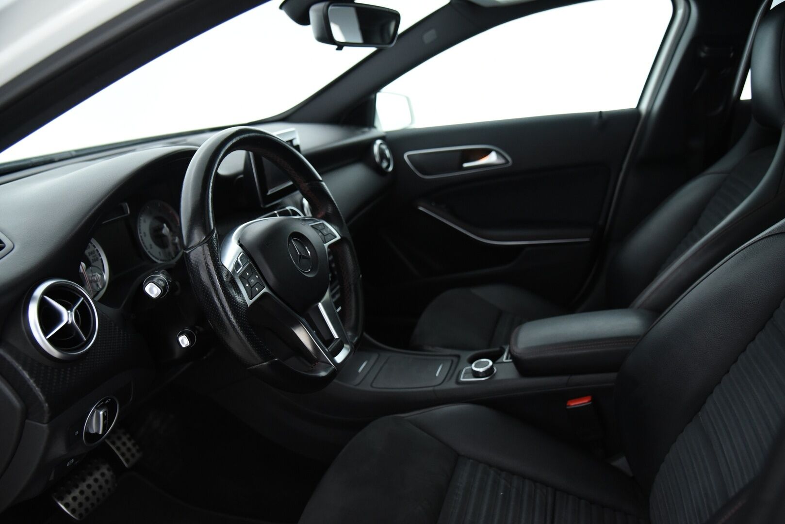 Mercedes-Benz A 2013 250 Sport A Premium Business AMG /  Panorama / Nahka-alcantara / Vakkari / Xenon-valot - AMG sisä- ja ulkopaketilla! / Luotettavalla 2L moottorilla! / 2x renkaat / Juuri katsastettu / - HULLUT JOULUT KORKOTARJOUS 2,49% 