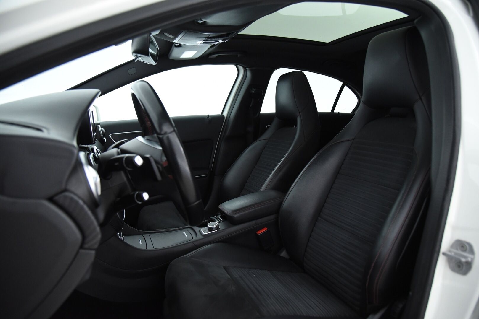 Mercedes-Benz A 2013 250 Sport A Premium Business AMG /  Panorama / Nahka-alcantara / Vakkari / Xenon-valot - AMG sisä- ja ulkopaketilla! / Luotettavalla 2L moottorilla! / 2x renkaat / Juuri katsastettu / - HULLUT JOULUT KORKOTARJOUS 2,49% 