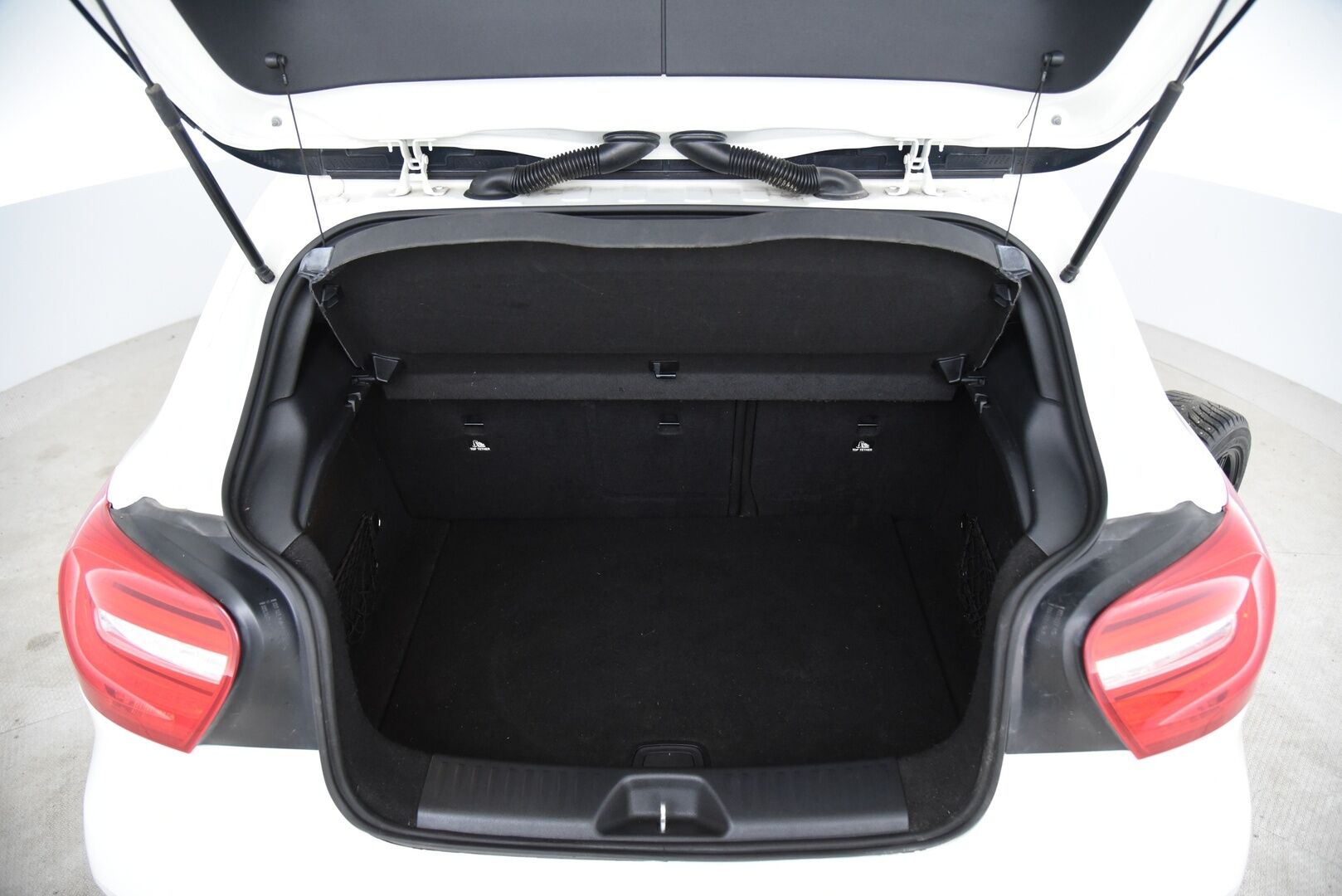 Mercedes-Benz A 2013 250 Sport A Premium Business AMG /  Panorama / Nahka-alcantara / Vakkari / Xenon-valot - AMG sisä- ja ulkopaketilla! / Luotettavalla 2L moottorilla! / 2x renkaat / Juuri katsastettu / - HULLUT JOULUT KORKOTARJOUS 2,49% 