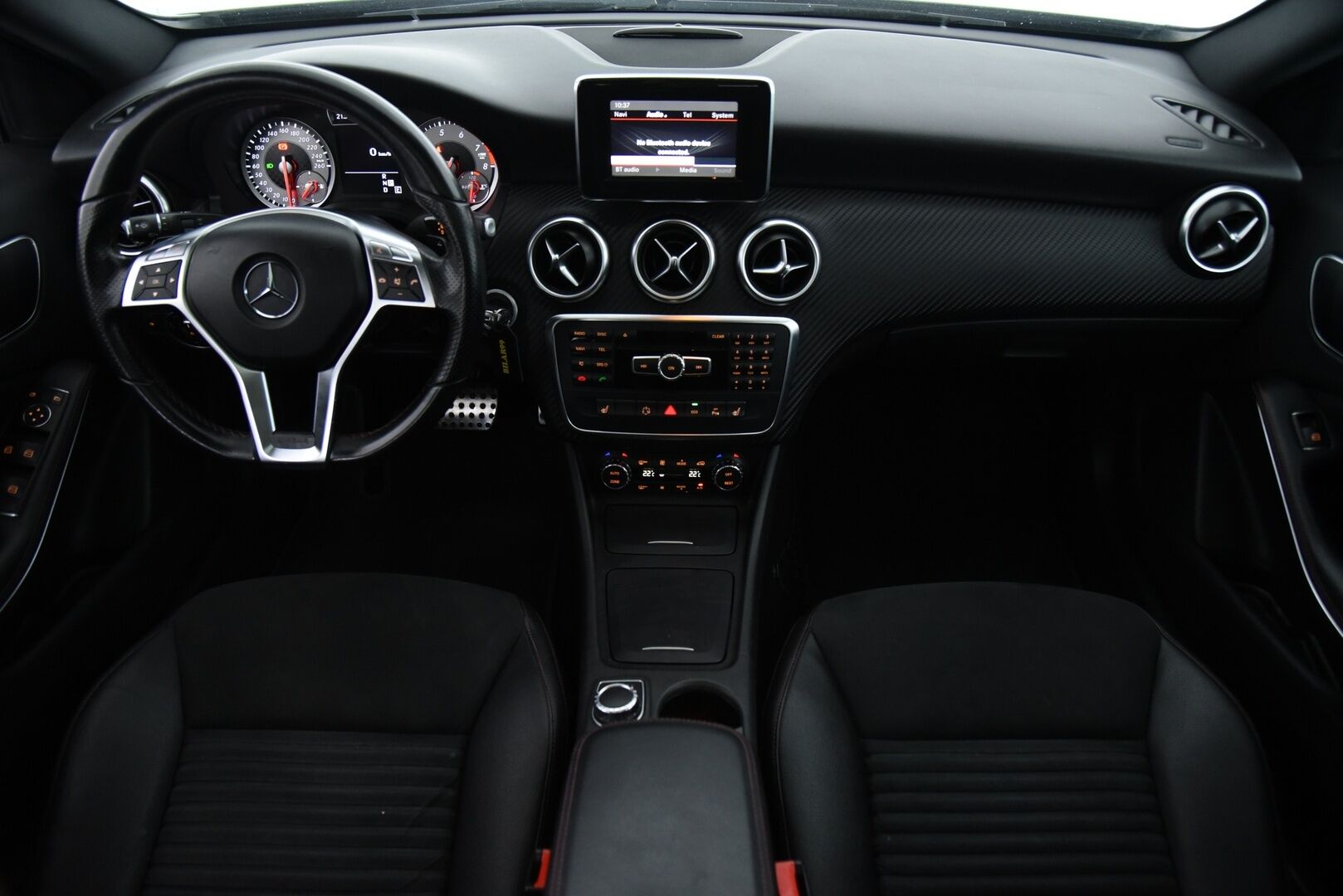 Mercedes-Benz A 2013 250 Sport A Premium Business AMG /  Panorama / Nahka-alcantara / Vakkari / Xenon-valot - AMG sisä- ja ulkopaketilla! / Luotettavalla 2L moottorilla! / 2x renkaat / Juuri katsastettu / - HULLUT JOULUT KORKOTARJOUS 2,49% 
