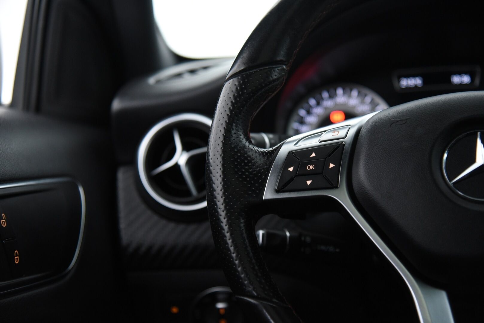 Mercedes-Benz A 2013 250 Sport A Premium Business AMG /  Panorama / Nahka-alcantara / Vakkari / Xenon-valot - AMG sisä- ja ulkopaketilla! / Luotettavalla 2L moottorilla! / 2x renkaat / Juuri katsastettu / - HULLUT JOULUT KORKOTARJOUS 2,49% 