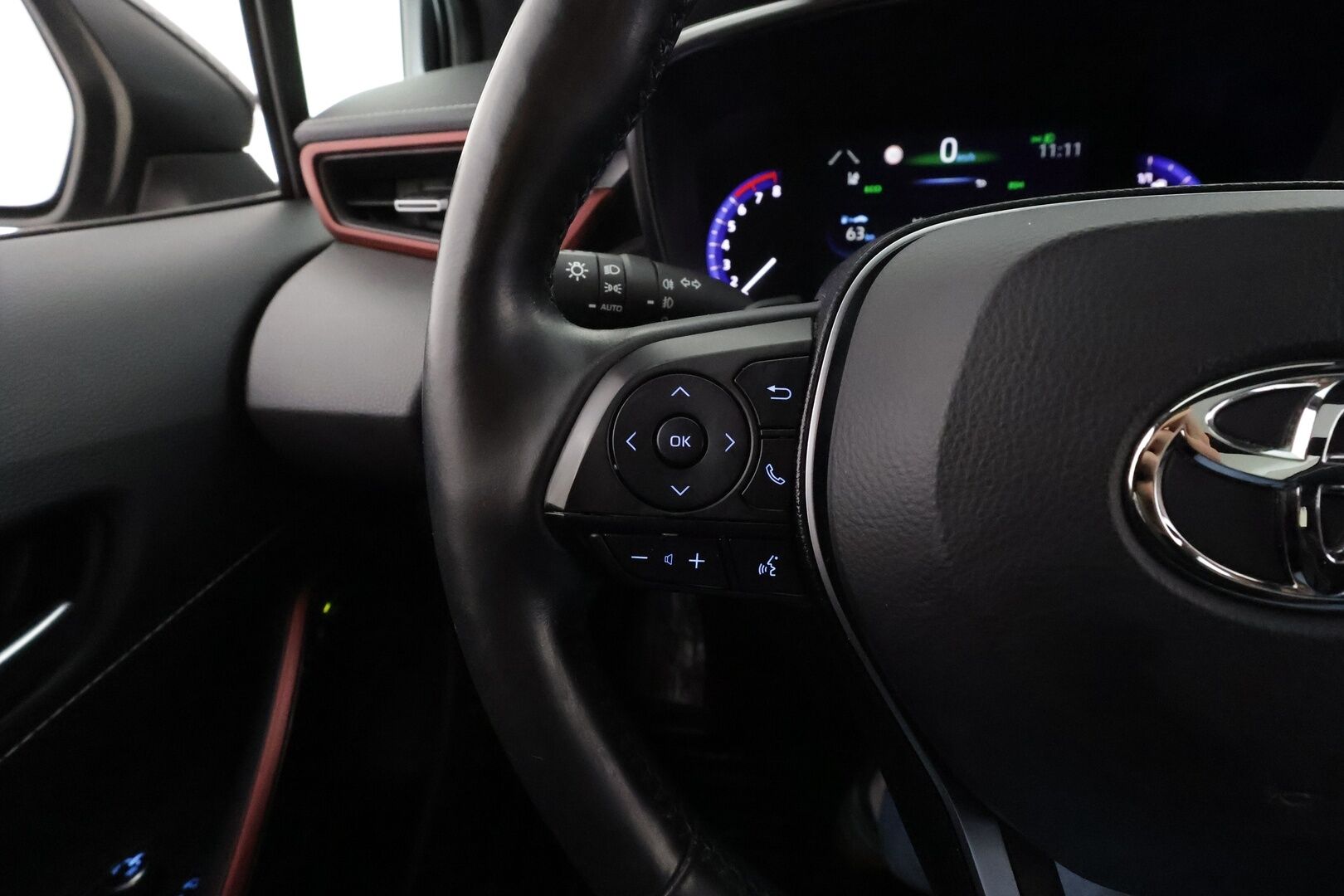 Toyota Corolla 2019 Touring Sports 2,0 Hybrid Premium * ACC / HUD / Panorama / Webasto / JBL / P.kamera / Navi / KeylessGo / Sporttinahat / LED * - Suomi-auto / Kahdet renkaat aluvanteilla / Merkkihuollettu / Supervarusteet