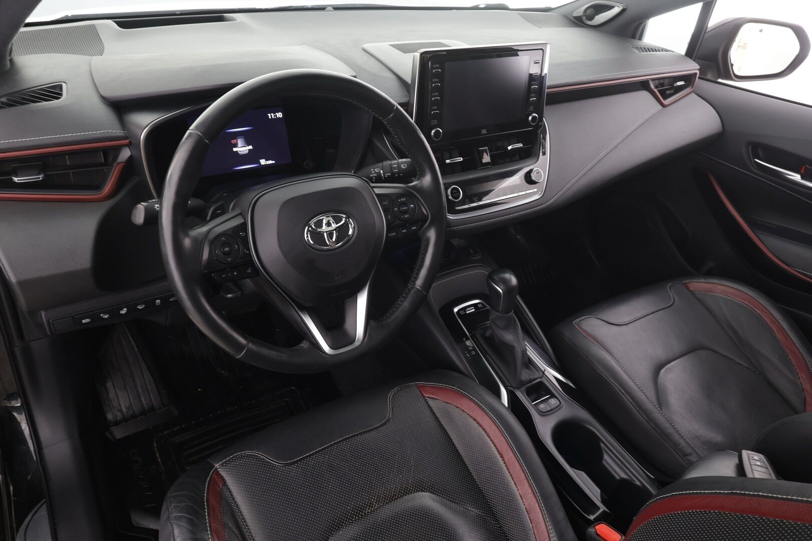 Toyota Corolla 2019 Touring Sports 2,0 Hybrid Premium * ACC / HUD / Panorama / Webasto / JBL / P.kamera / Navi / KeylessGo / Sporttinahat / LED * - Suomi-auto / Kahdet renkaat aluvanteilla / Merkkihuollettu / Supervarusteet
