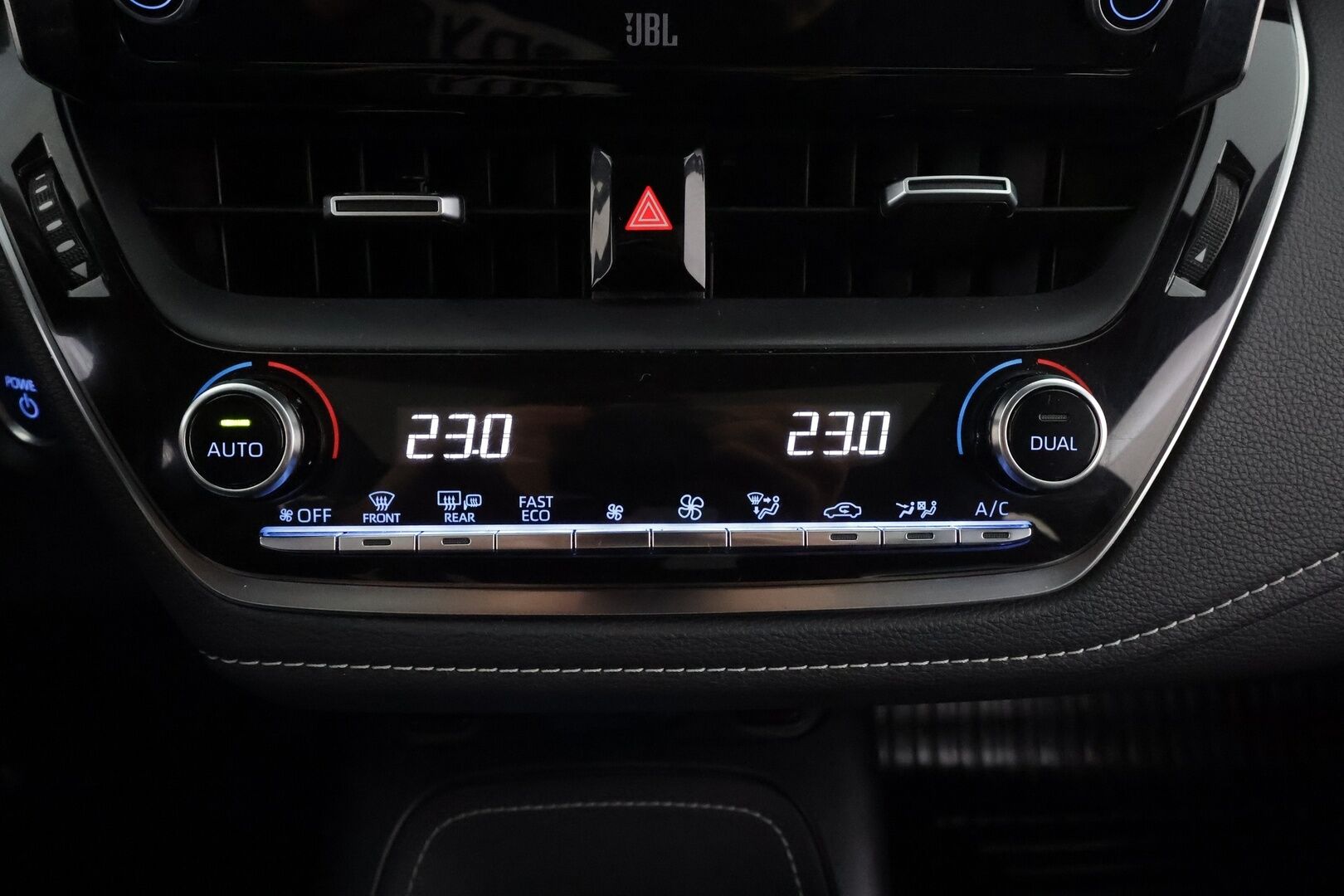 Toyota Corolla 2019 Touring Sports 2,0 Hybrid Premium * ACC / HUD / Panorama / Webasto / JBL / P.kamera / Navi / KeylessGo / Sporttinahat / LED * - Suomi-auto / Kahdet renkaat aluvanteilla / Merkkihuollettu / Supervarusteet