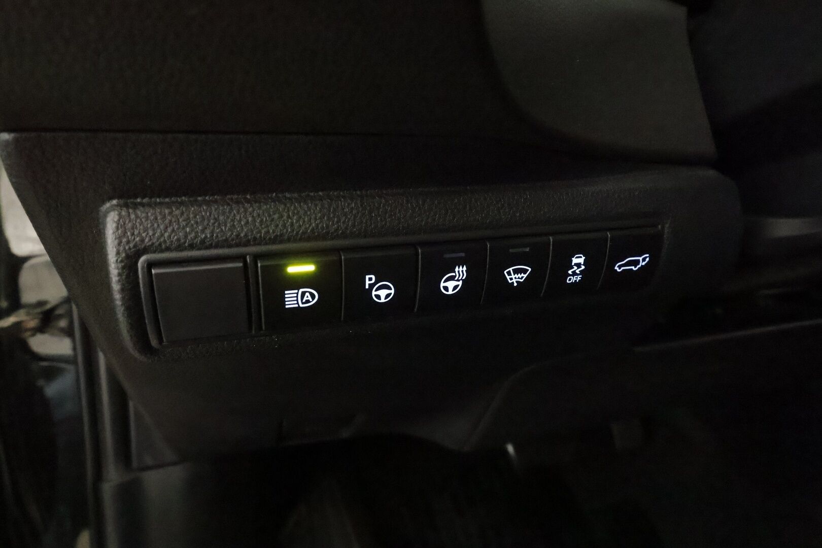 Toyota Corolla 2019 Touring Sports 2,0 Hybrid Premium * ACC / HUD / Panorama / Webasto / JBL / P.kamera / Navi / KeylessGo / Sporttinahat / LED * - Suomi-auto / Kahdet renkaat aluvanteilla / Merkkihuollettu / Supervarusteet