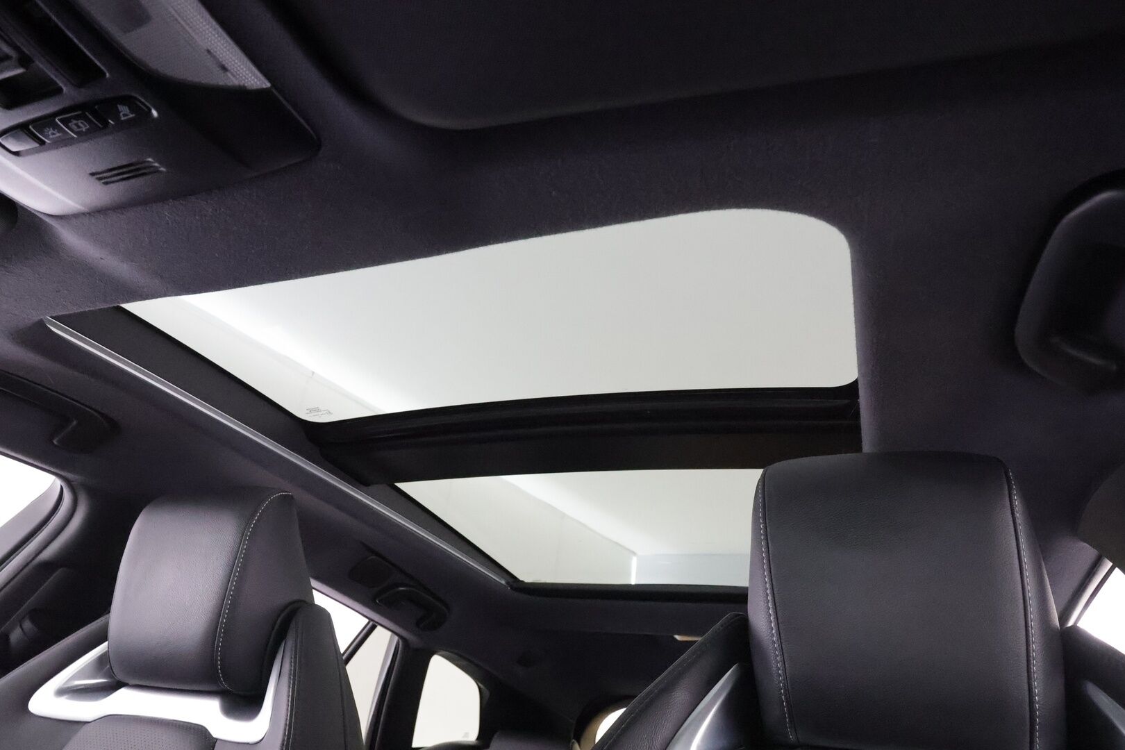 Toyota Corolla 2019 Touring Sports 2,0 Hybrid Premium * ACC / HUD / Panorama / Webasto / JBL / P.kamera / Navi / KeylessGo / Sporttinahat / LED * - Suomi-auto / Kahdet renkaat aluvanteilla / Merkkihuollettu / Supervarusteet