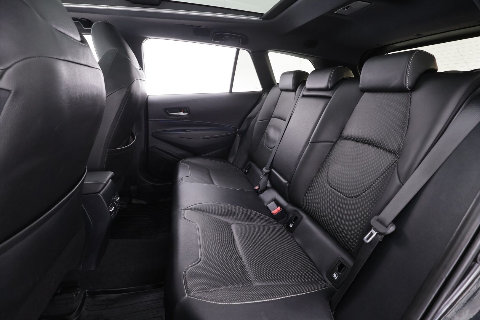 Toyota Corolla 2019 Touring Sports 2,0 Hybrid Premium * ACC / HUD / Panorama / Webasto / JBL / P.kamera / Navi / KeylessGo / Sporttinahat / LED * - Suomi-auto / Kahdet renkaat aluvanteilla / Merkkihuollettu / Supervarusteet