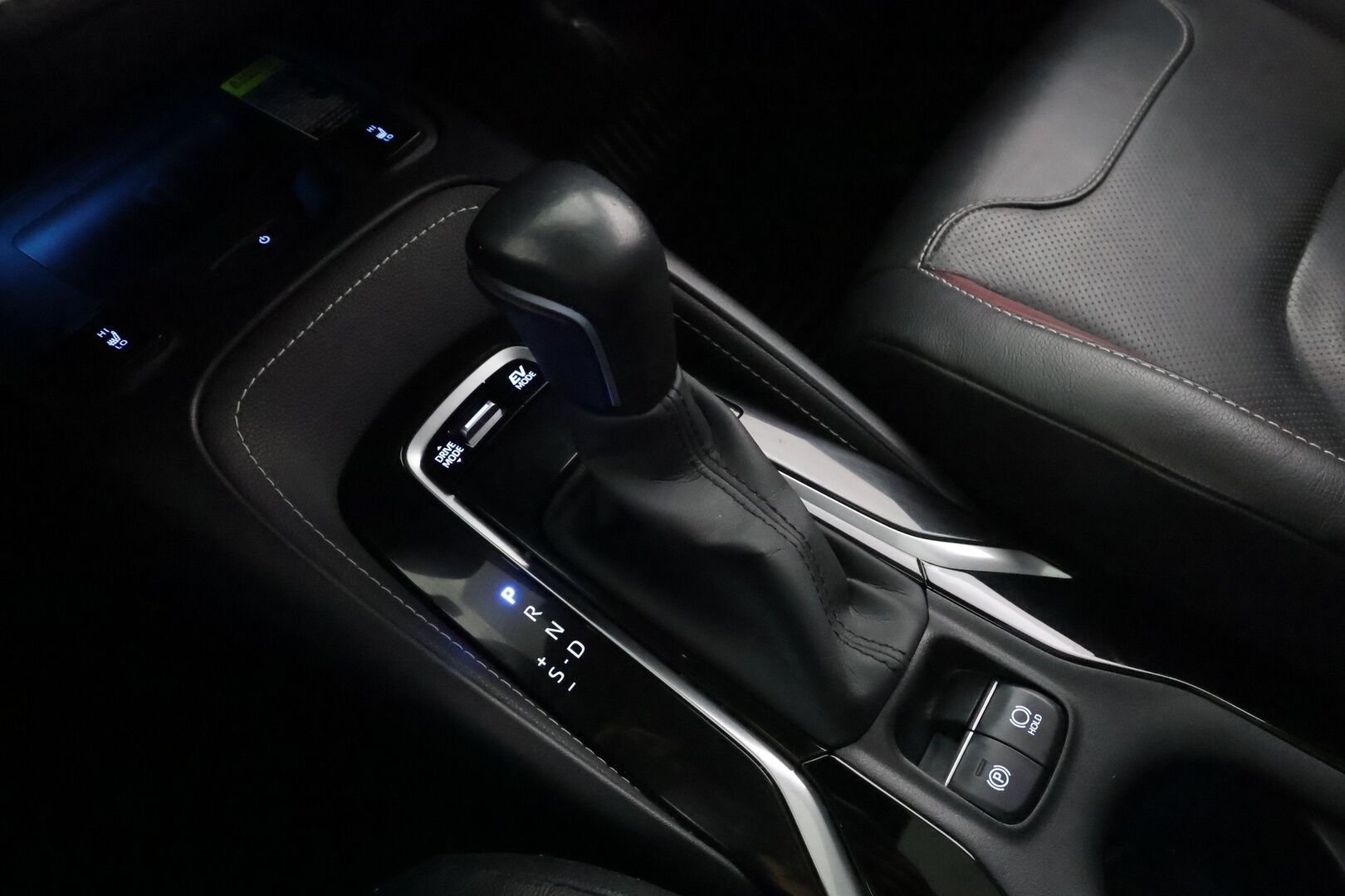 Toyota Corolla 2019 Touring Sports 2,0 Hybrid Premium * ACC / HUD / Panorama / Webasto / JBL / P.kamera / Navi / KeylessGo / Sporttinahat / LED * - Suomi-auto / Kahdet renkaat aluvanteilla / Merkkihuollettu / Supervarusteet