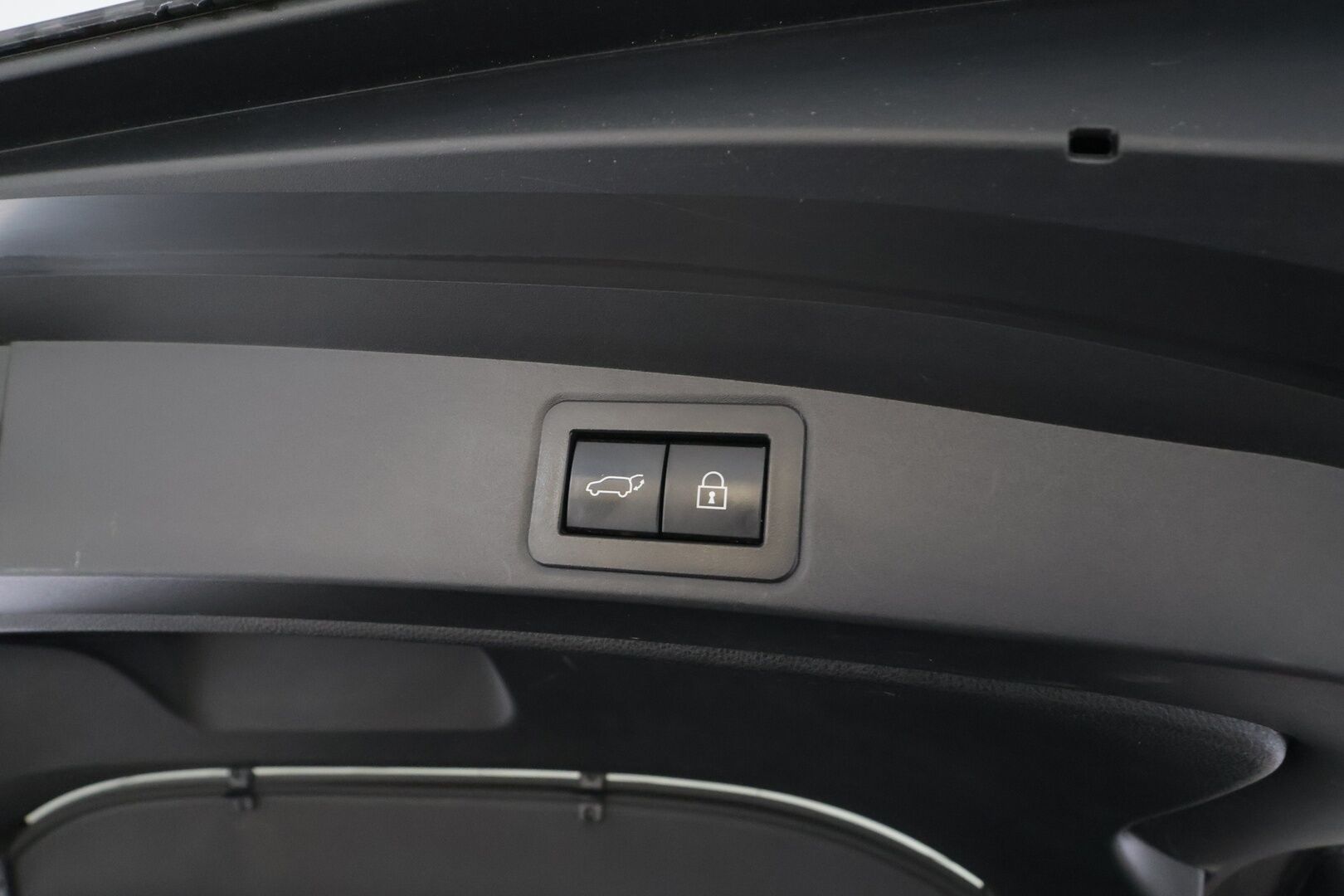 Toyota Corolla 2019 Touring Sports 2,0 Hybrid Premium * ACC / HUD / Panorama / Webasto / JBL / P.kamera / Navi / KeylessGo / Sporttinahat / LED * - Suomi-auto / Kahdet renkaat aluvanteilla / Merkkihuollettu / Supervarusteet