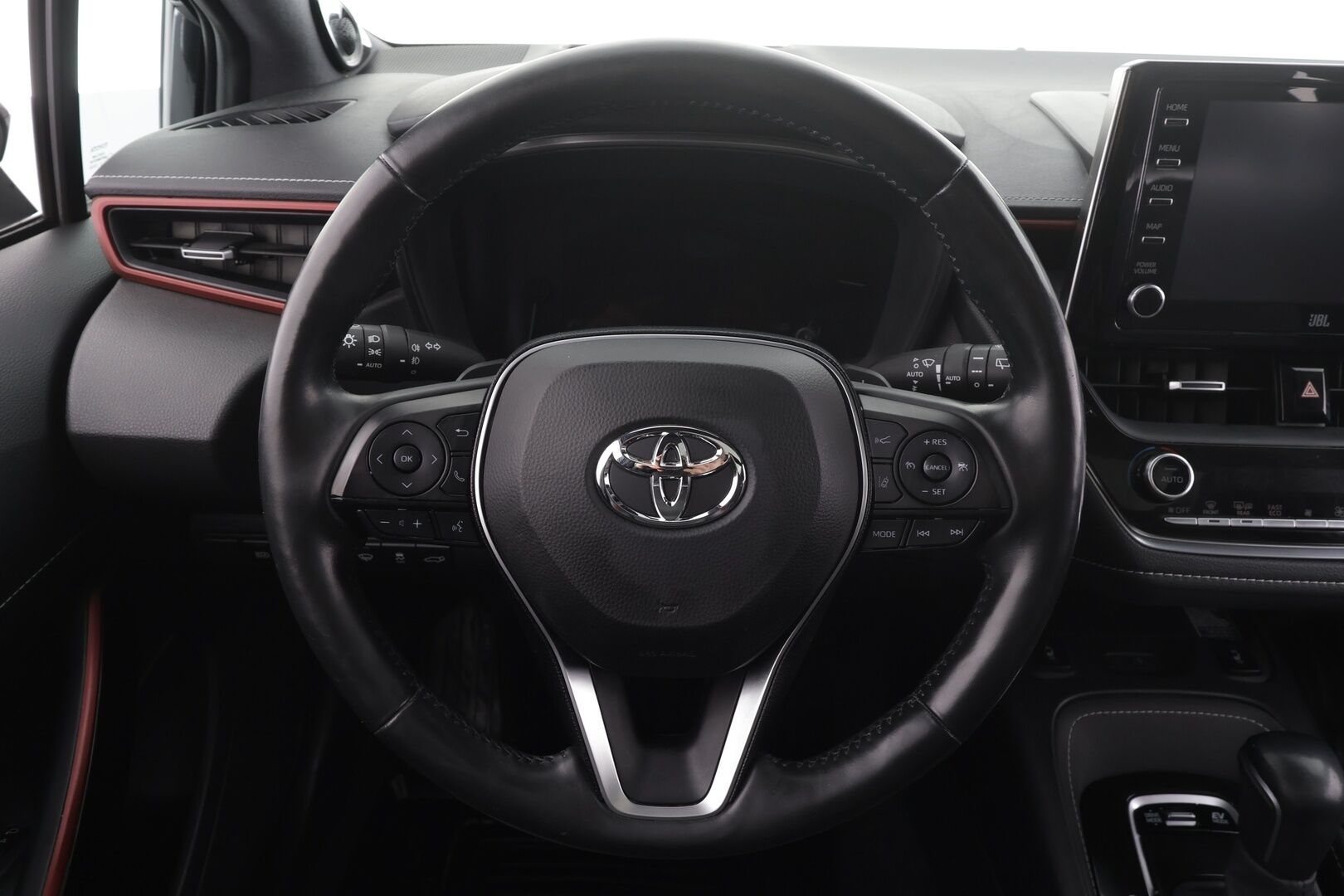 Toyota Corolla 2019 Touring Sports 2,0 Hybrid Premium * ACC / HUD / Panorama / Webasto / JBL / P.kamera / Navi / KeylessGo / Sporttinahat / LED * - Suomi-auto / Kahdet renkaat aluvanteilla / Merkkihuollettu / Supervarusteet