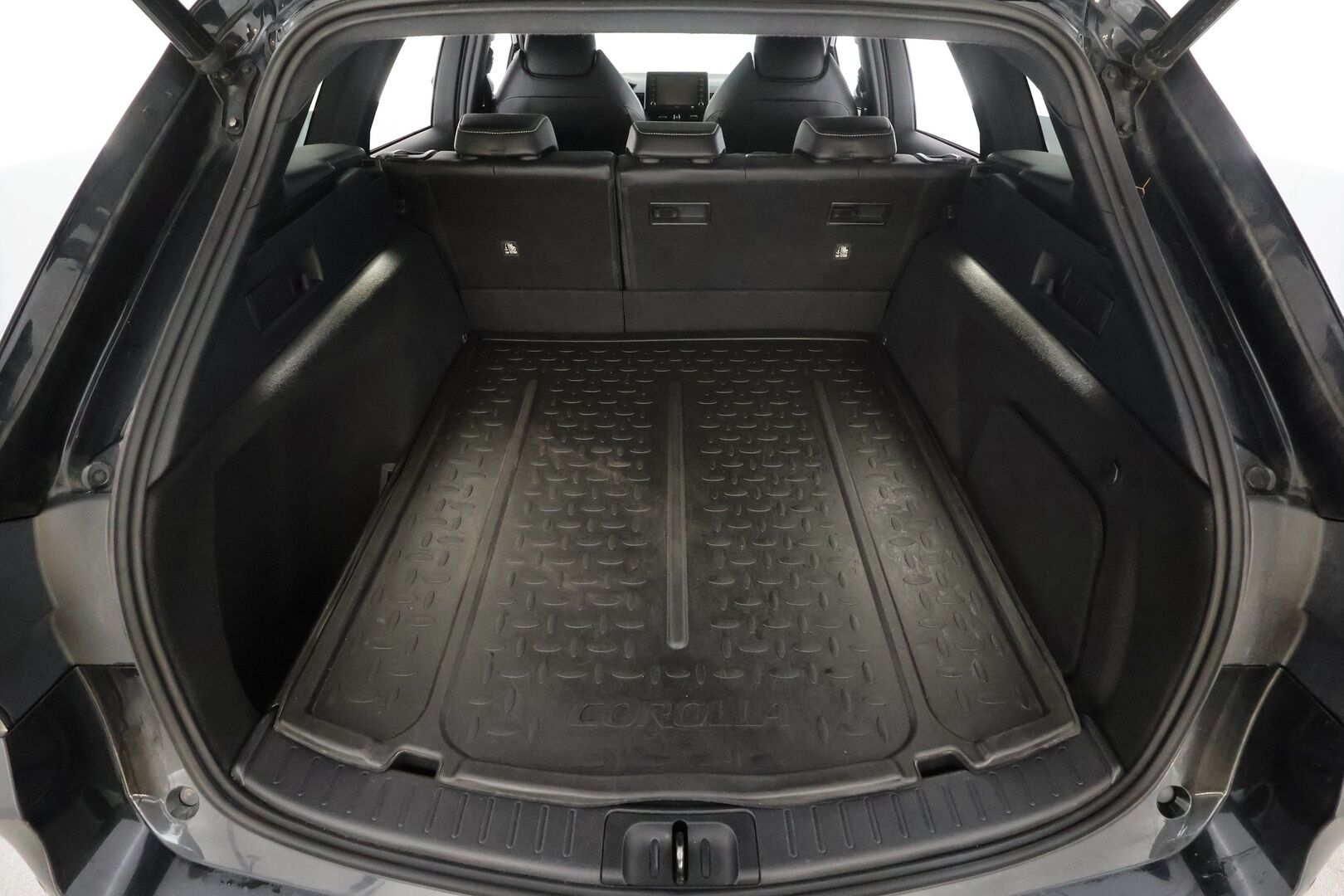 Toyota Corolla 2019 Touring Sports 2,0 Hybrid Premium * ACC / HUD / Panorama / Webasto / JBL / P.kamera / Navi / KeylessGo / Sporttinahat / LED * - Suomi-auto / Kahdet renkaat aluvanteilla / Merkkihuollettu / Supervarusteet