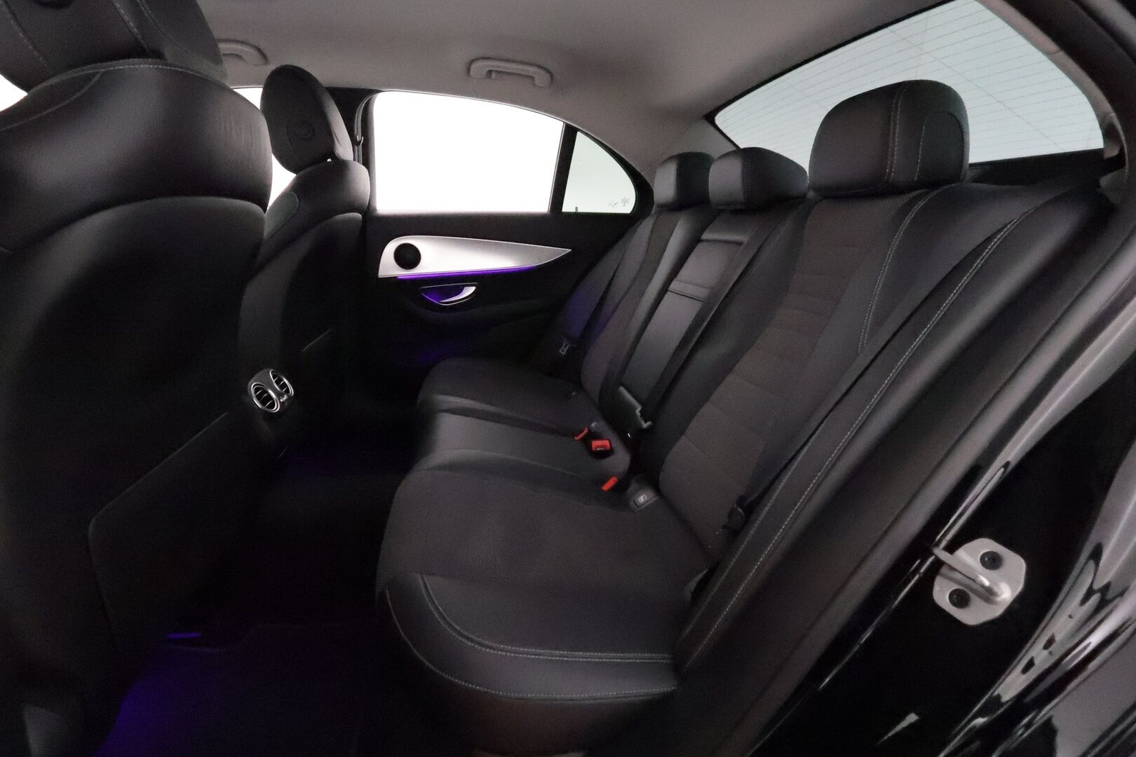 Mercedes-Benz E 2019 300 e A Business Edition EQ Power *Sportpenkit / LED-High Performance / P.Kamera / Navi / Vakkari / Ambient-valaistus* - Akku kuntotarkastettu! / Suomi-auto / Kahdet Renkaat / Juuri huollettu! - Osta nyt, maksa vasta ensi vuonna