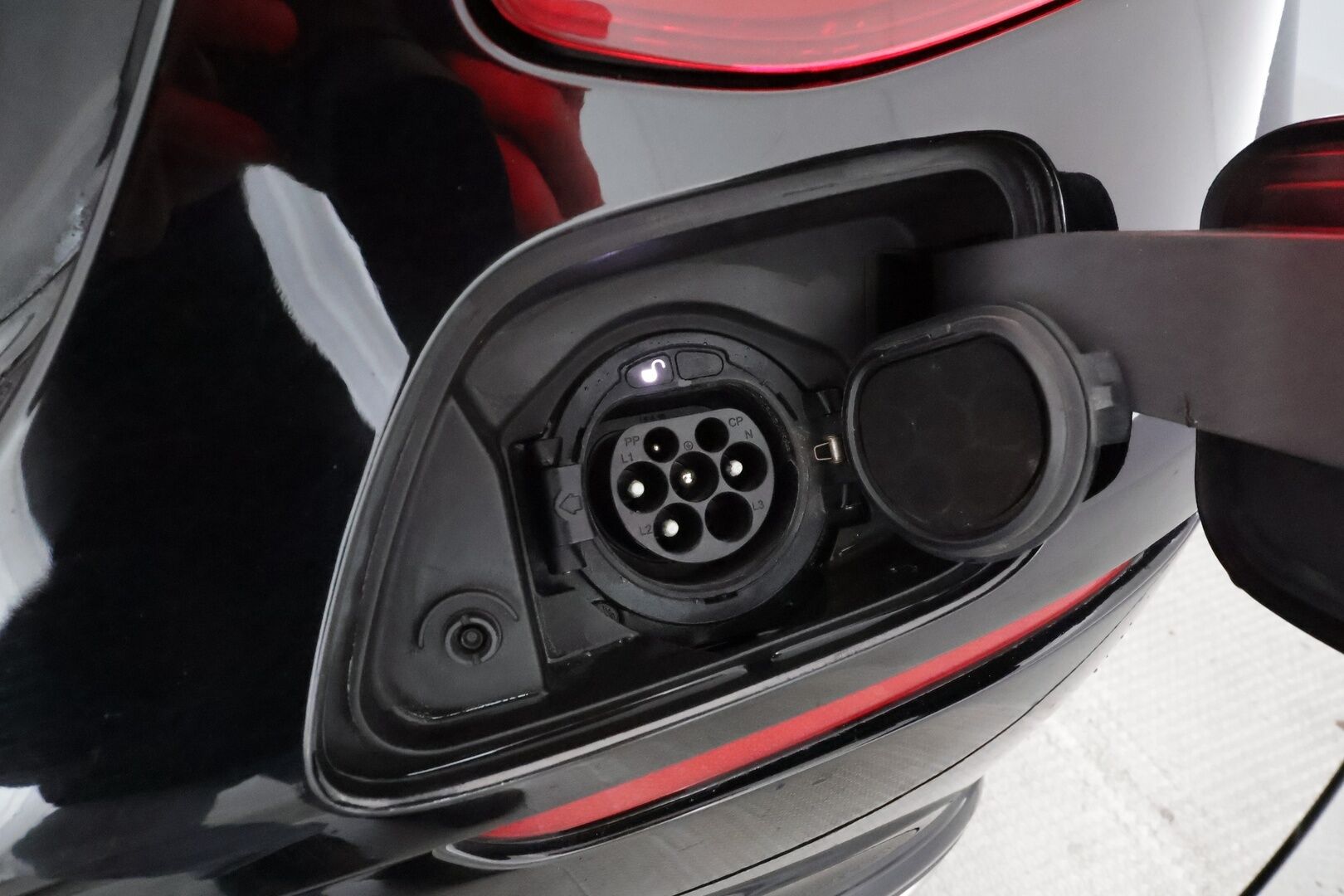 Mercedes-Benz E 2019 300 e A Business Edition EQ Power *Sportpenkit / LED-High Performance / P.Kamera / Navi / Vakkari / Ambient-valaistus* - Suomi-auto / Kahdet Renkaat