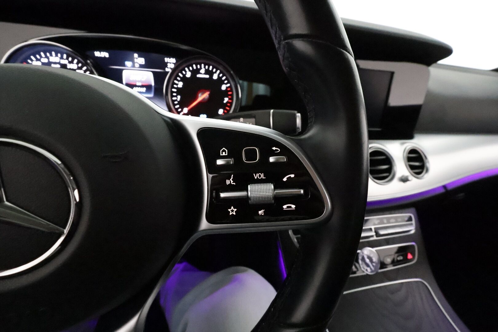 Mercedes-Benz E 2019 300 e A Business Edition EQ Power *Sportpenkit / LED-High Performance / P.Kamera / Navi / Vakkari / Ambient-valaistus* - Akku kuntotarkastettu! / Suomi-auto / Kahdet Renkaat / Juuri huollettu! - Osta nyt, maksa vasta ensi vuonna