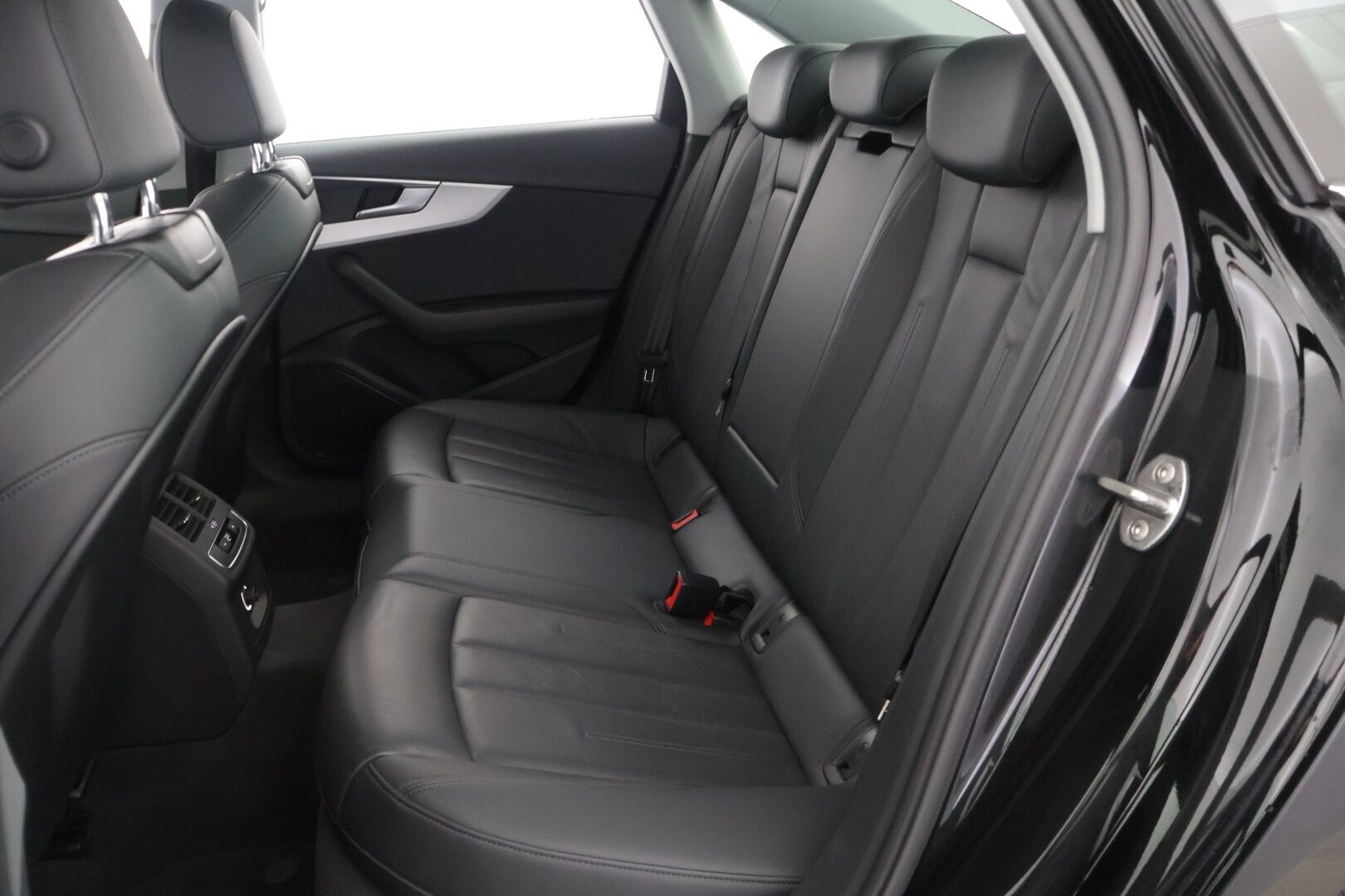 Audi A4 2019 Sedan Business Comfort Edition 35 TFSI 110 kW MHEV S tronic *Nahkasisusta / Sporttipenkit / Webasto / Keyless / Navi!* - / Juuri katsastettu / 2x hyvät renkaat /