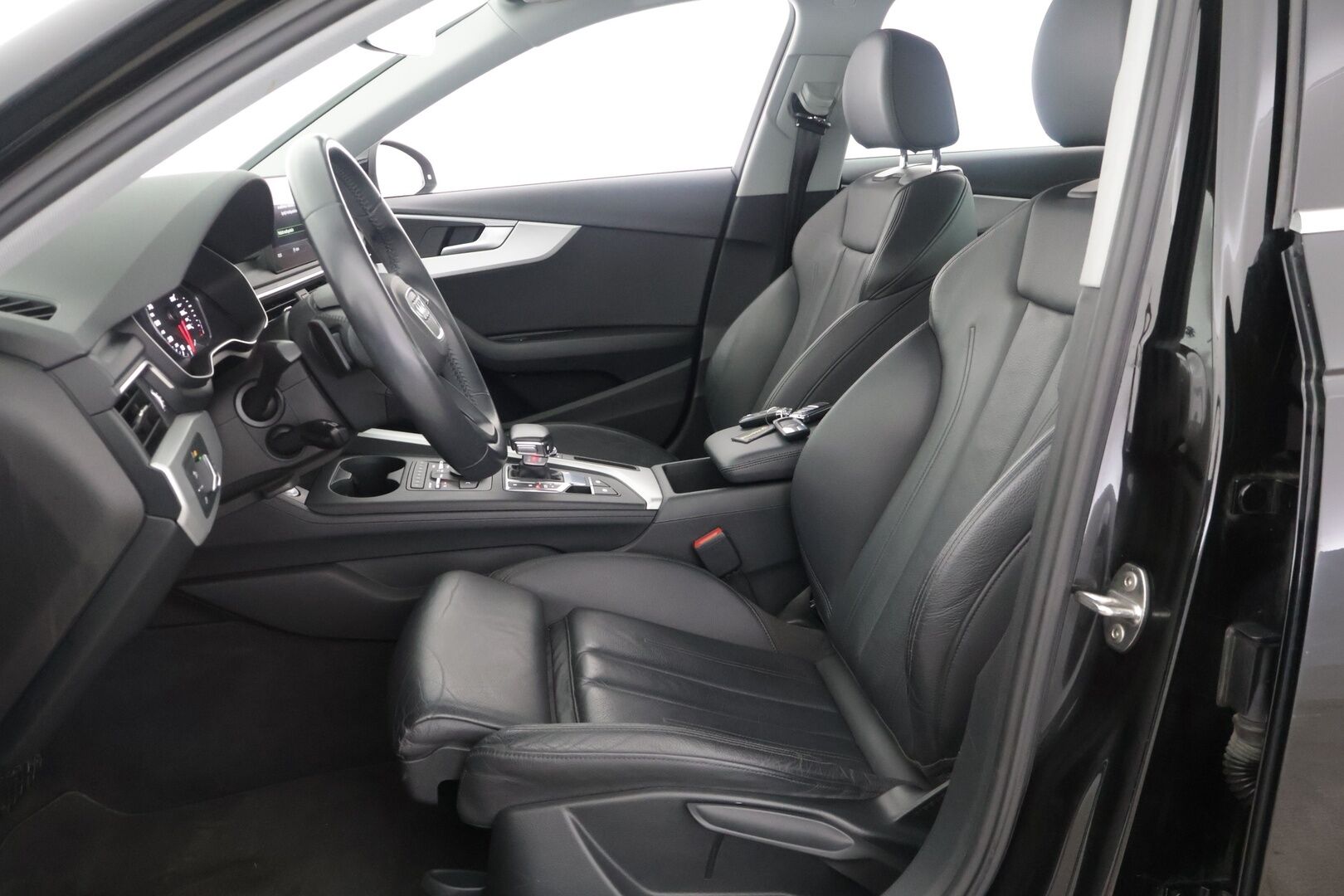 Audi A4 2019 Sedan Business Comfort Edition 35 TFSI 110 kW MHEV S tronic *Nahkasisusta / Sporttipenkit / Webasto / Keyless / Navi!* - / Juuri katsastettu / 2x hyvät renkaat /