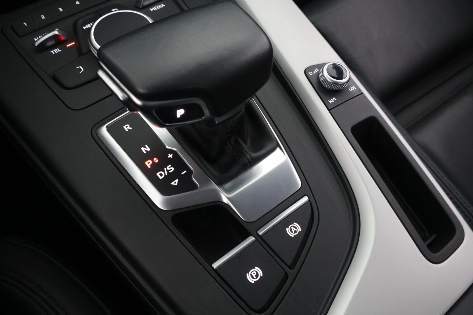 Audi A4 2019 Sedan Business Comfort Edition 35 TFSI 110 kW MHEV S tronic *Nahkasisusta / Sporttipenkit / Webasto / Keyless / Navi!* - / Juuri katsastettu / 2x hyvät renkaat /