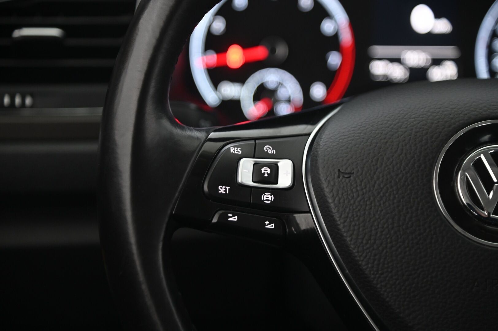 Volkswagen T-Roc 2019 Style 1,5 TSI EVO 110 kW *ACC / P.tutkat / Lohko / LED* - Suomi-auto / 2 Renkaat aluilla