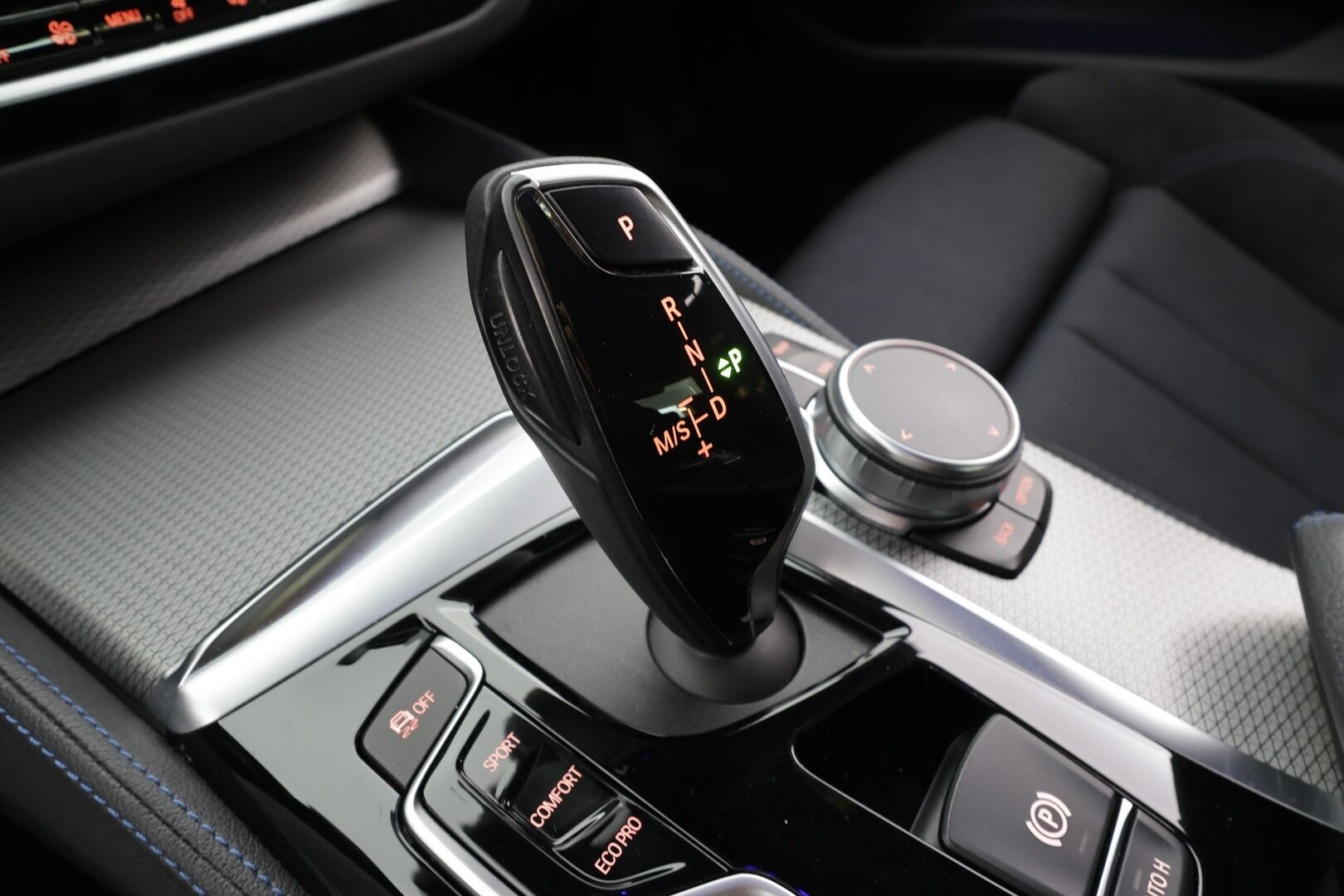 BMW 530 2019 G30 Sedan 530e A Charged Edition M Sport * Vakkari / P.kamera / Hifi / Sporttipenkit / Navi / LED * - Suomi-auto / Akku kuntotarkastettu! / Kahdet renkaat aluvanteilla